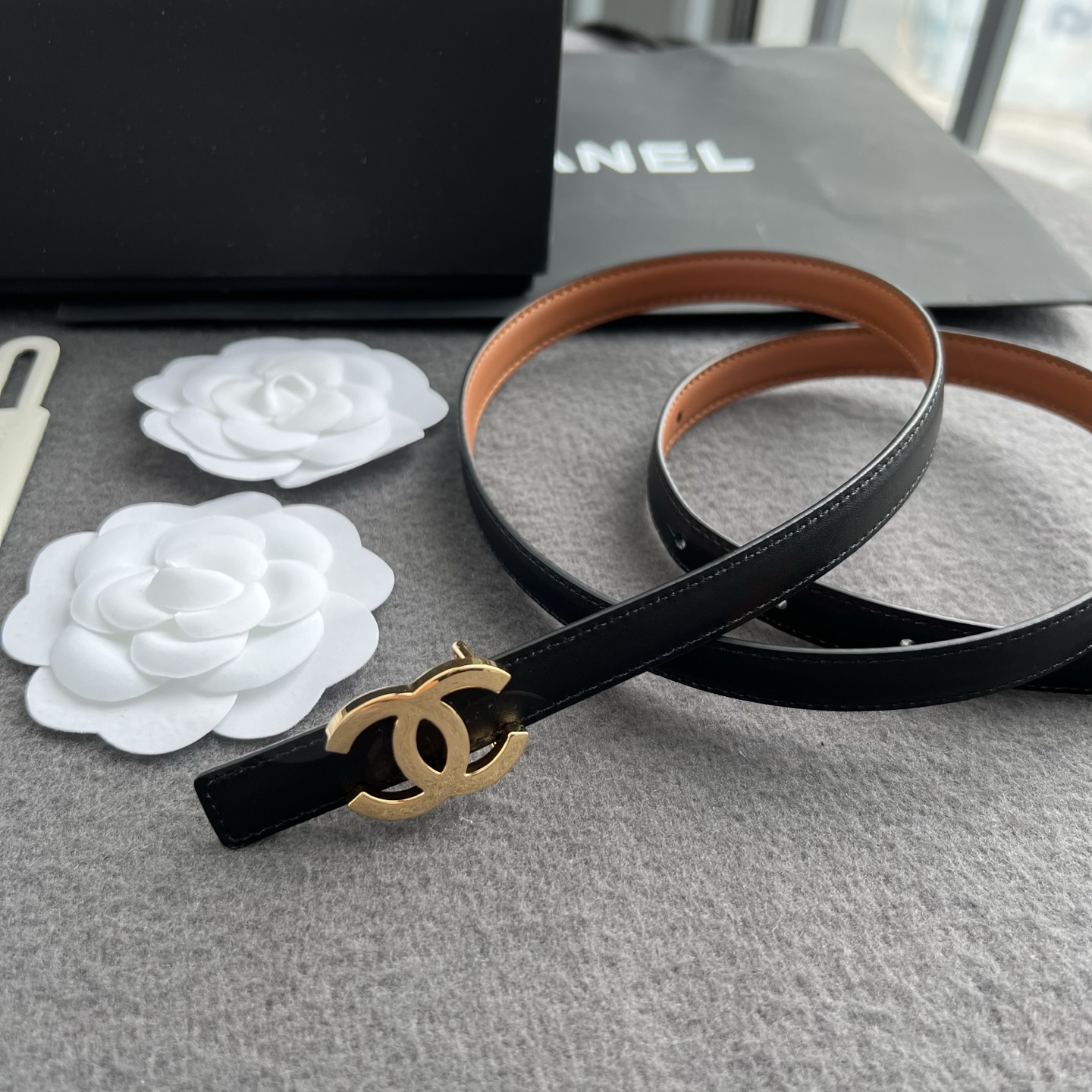 香家新款窄版双面腰带 Chanel 经典双面腰带，选用优质小牛皮，更适合夏季，搭配裤子裙子都很合适，百搭款特别赞👍，整体