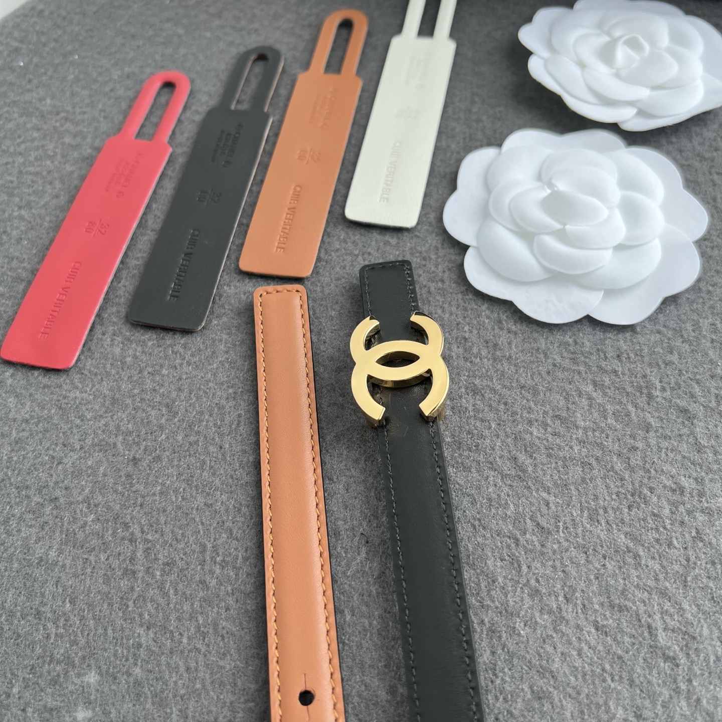 香家新款窄版双面腰带 Chanel 经典双面腰带，选用优质小牛皮，更适合夏季，搭配裤子裙子都很合适，百搭款特别赞👍，整体
