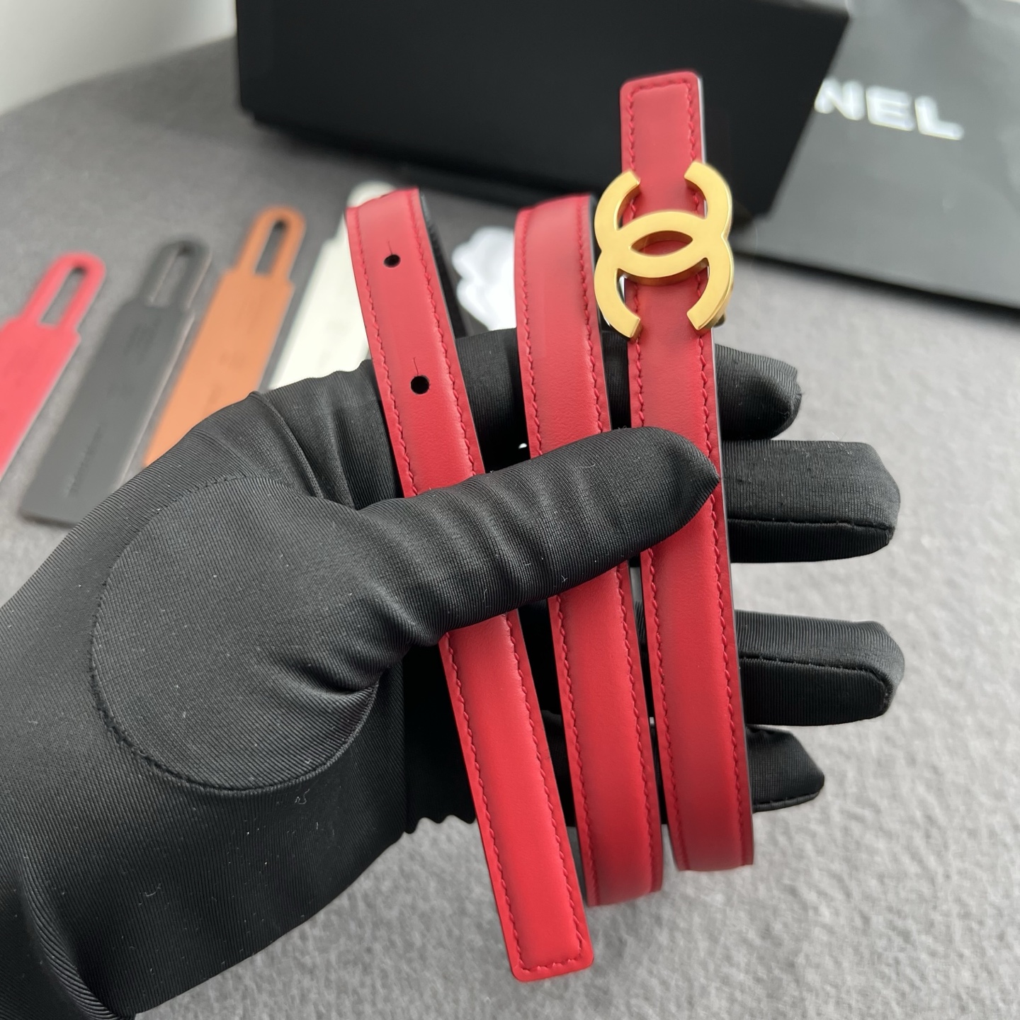 香家新款窄版双面腰带 Chanel 经典双面腰带，选用优质小牛皮，更适合夏季，搭配裤子裙子都很合适，百搭款特别赞👍，整体