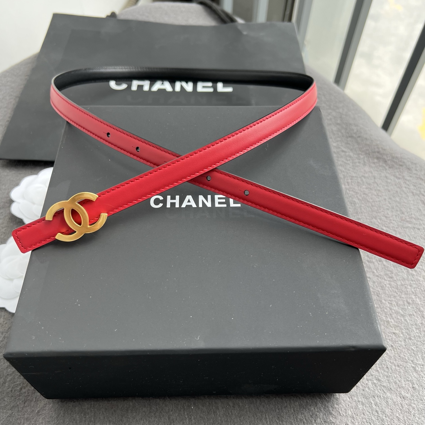 香家新款窄版双面腰带 Chanel 经典双面腰带，选用优质小牛皮，更适合夏季，搭配裤子裙子都很合适，百搭款特别赞👍，整体
