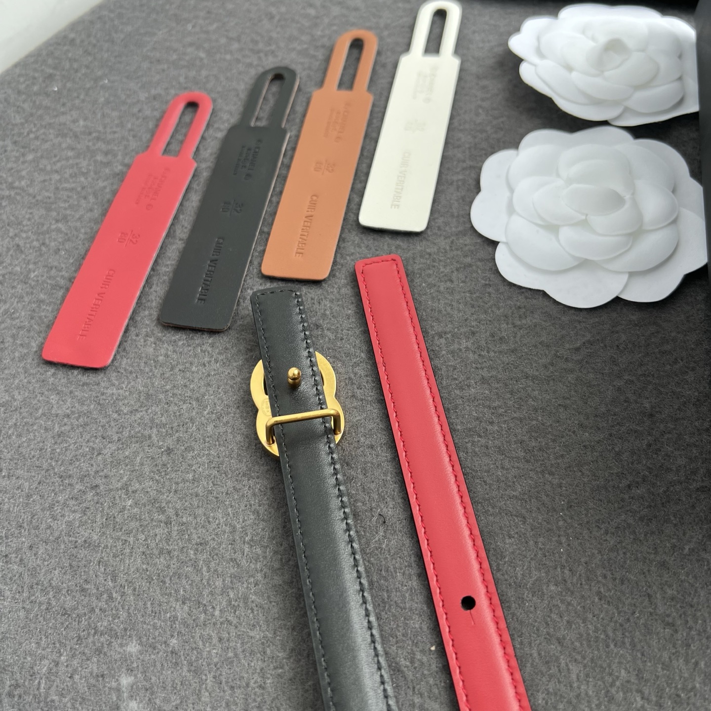 香家新款窄版双面腰带 Chanel 经典双面腰带，选用优质小牛皮，更适合夏季，搭配裤子裙子都很合适，百搭款特别赞👍，整体