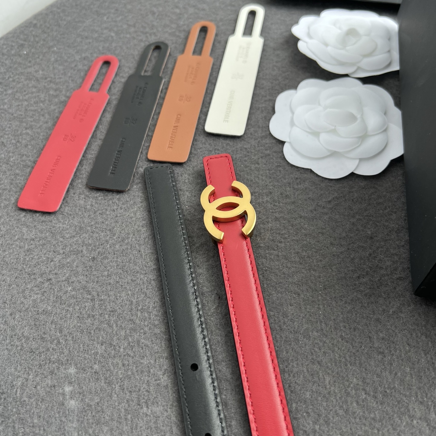 香家新款窄版双面腰带 Chanel 经典双面腰带，选用优质小牛皮，更适合夏季，搭配裤子裙子都很合适，百搭款特别赞👍，整体