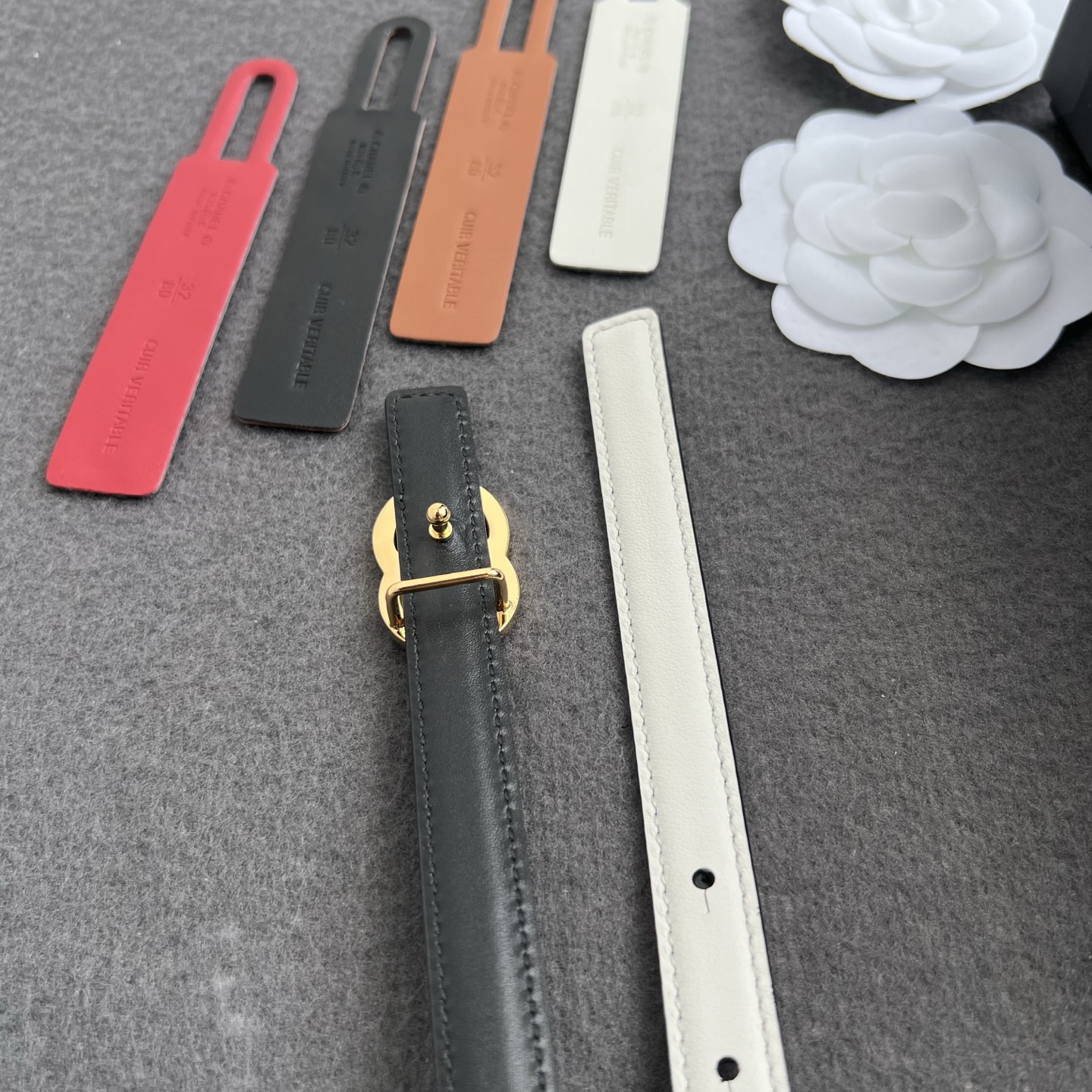 香家新款窄版双面腰带 Chanel 经典双面腰带，选用优质小牛皮，更适合夏季，搭配裤子裙子都很合适，百搭款特别赞👍，整体