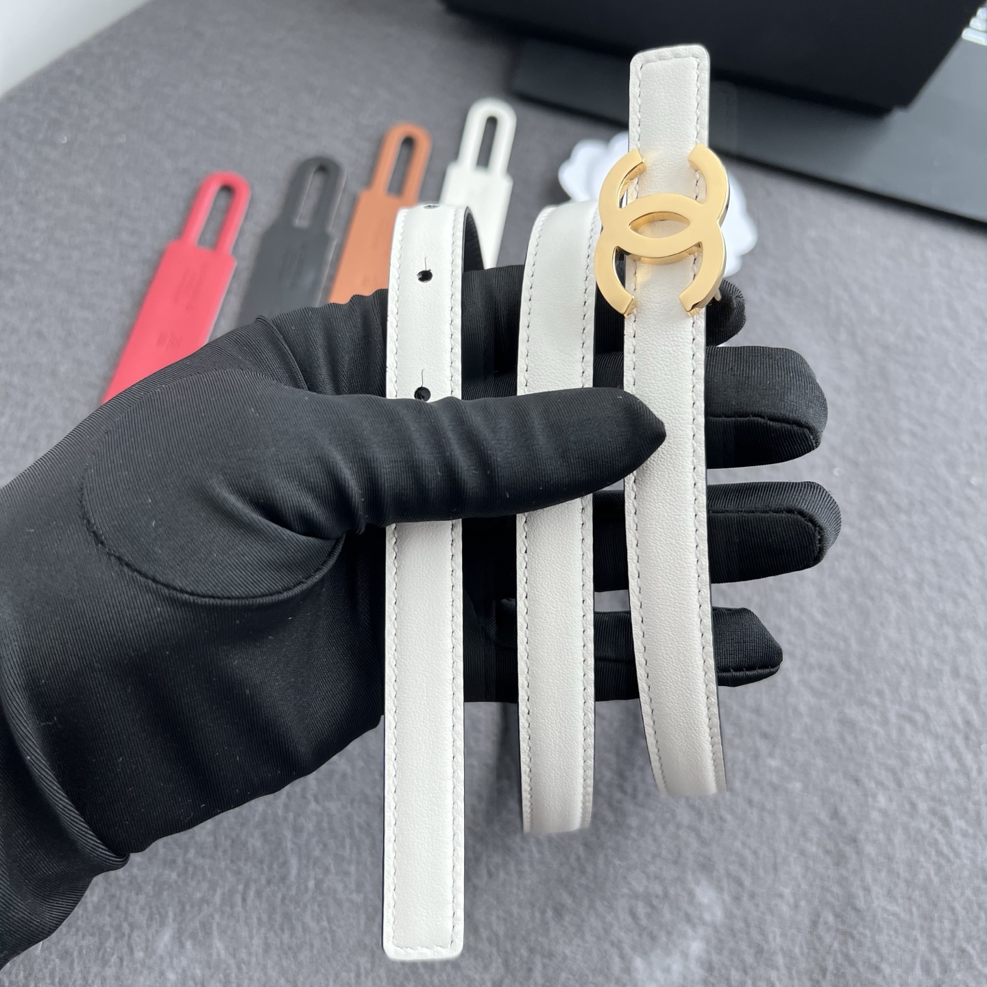 香家新款窄版双面腰带 Chanel 经典双面腰带，选用优质小牛皮，更适合夏季，搭配裤子裙子都很合适，百搭款特别赞👍，整体