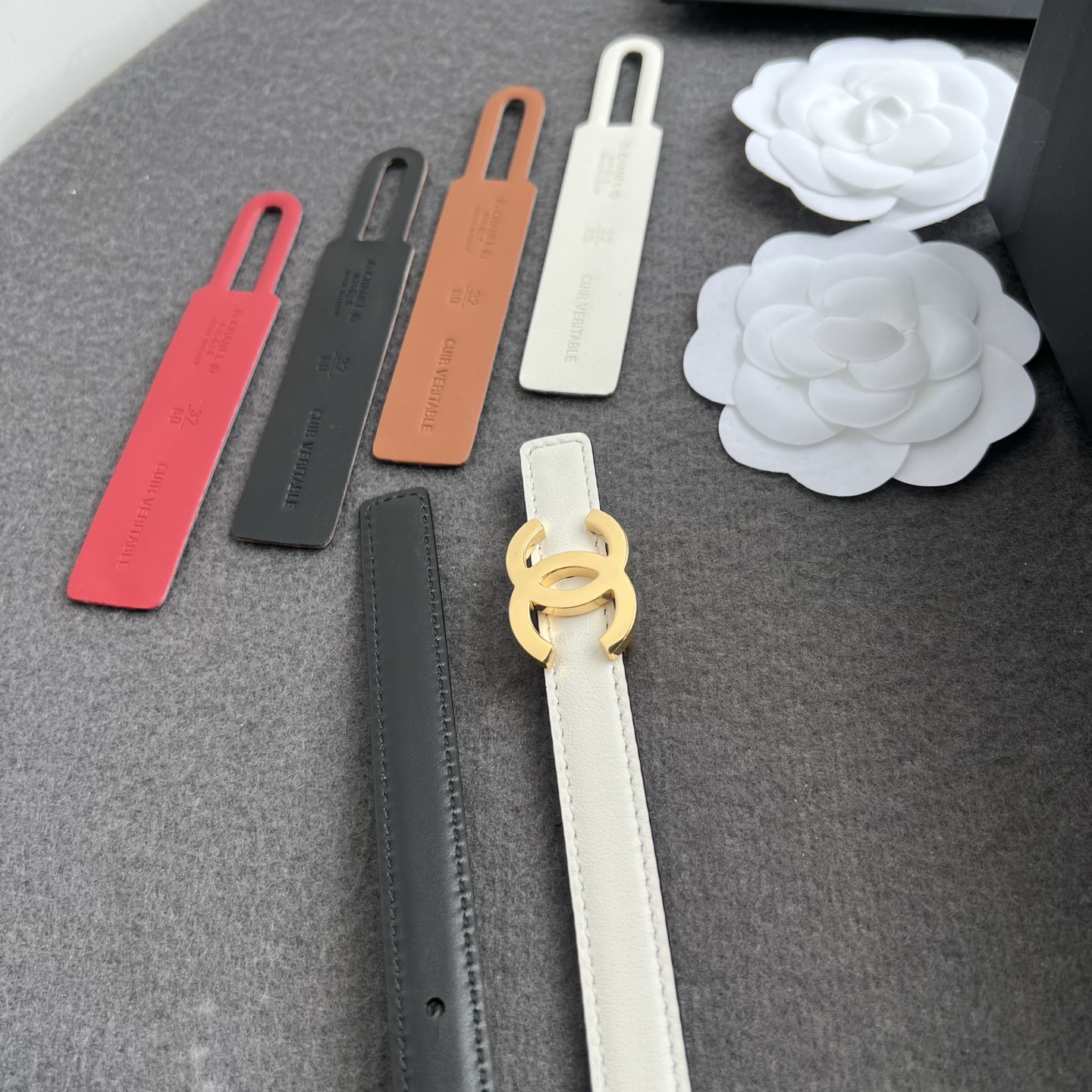 香家新款窄版双面腰带 Chanel 经典双面腰带，选用优质小牛皮，更适合夏季，搭配裤子裙子都很合适，百搭款特别赞👍，整体