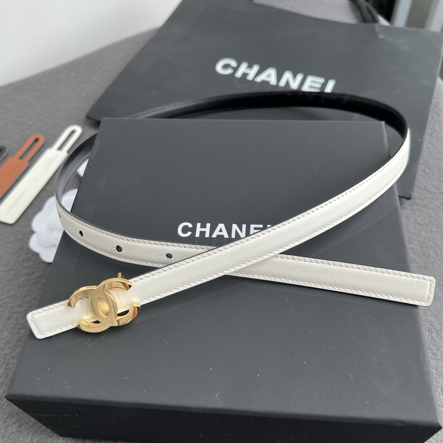 香家新款窄版双面腰带 Chanel 经典双面腰带，选用优质小牛皮，更适合夏季，搭配裤子裙子都很合适，百搭款特别赞👍，整体
