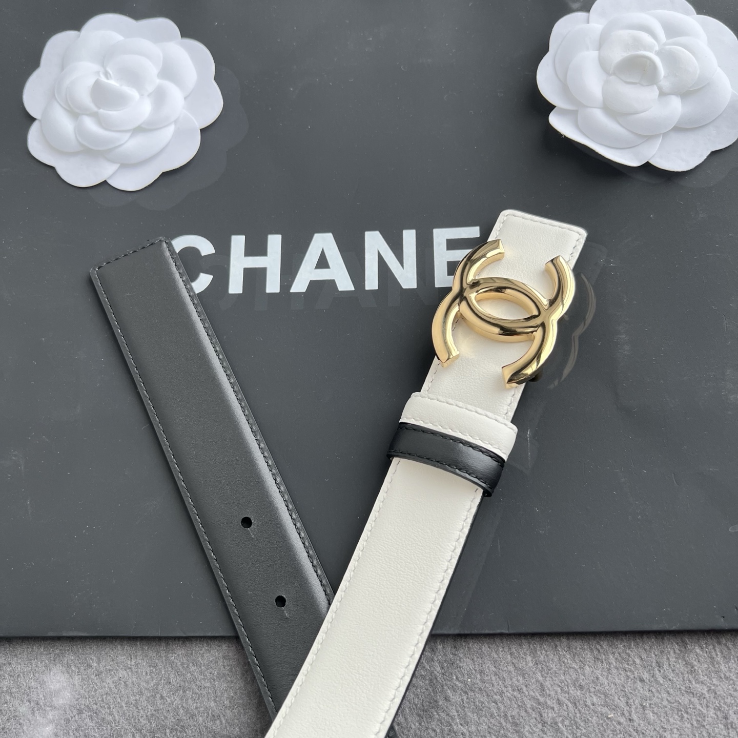香家新款双面腰带 Chanel 经典双面腰带，选用优质小牛皮，更适合夏季，搭配裤子裙子都很合适，百搭款特别赞👍，整体细节