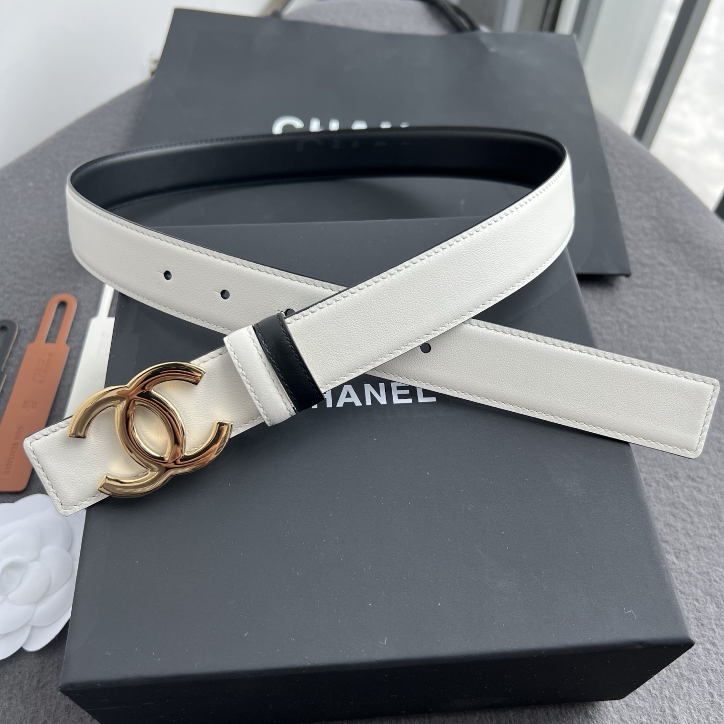 香家新款双面腰带 Chanel 经典双面腰带，选用优质小牛皮，更适合夏季，搭配裤子裙子都很合适，百搭款特别赞👍，整体细节