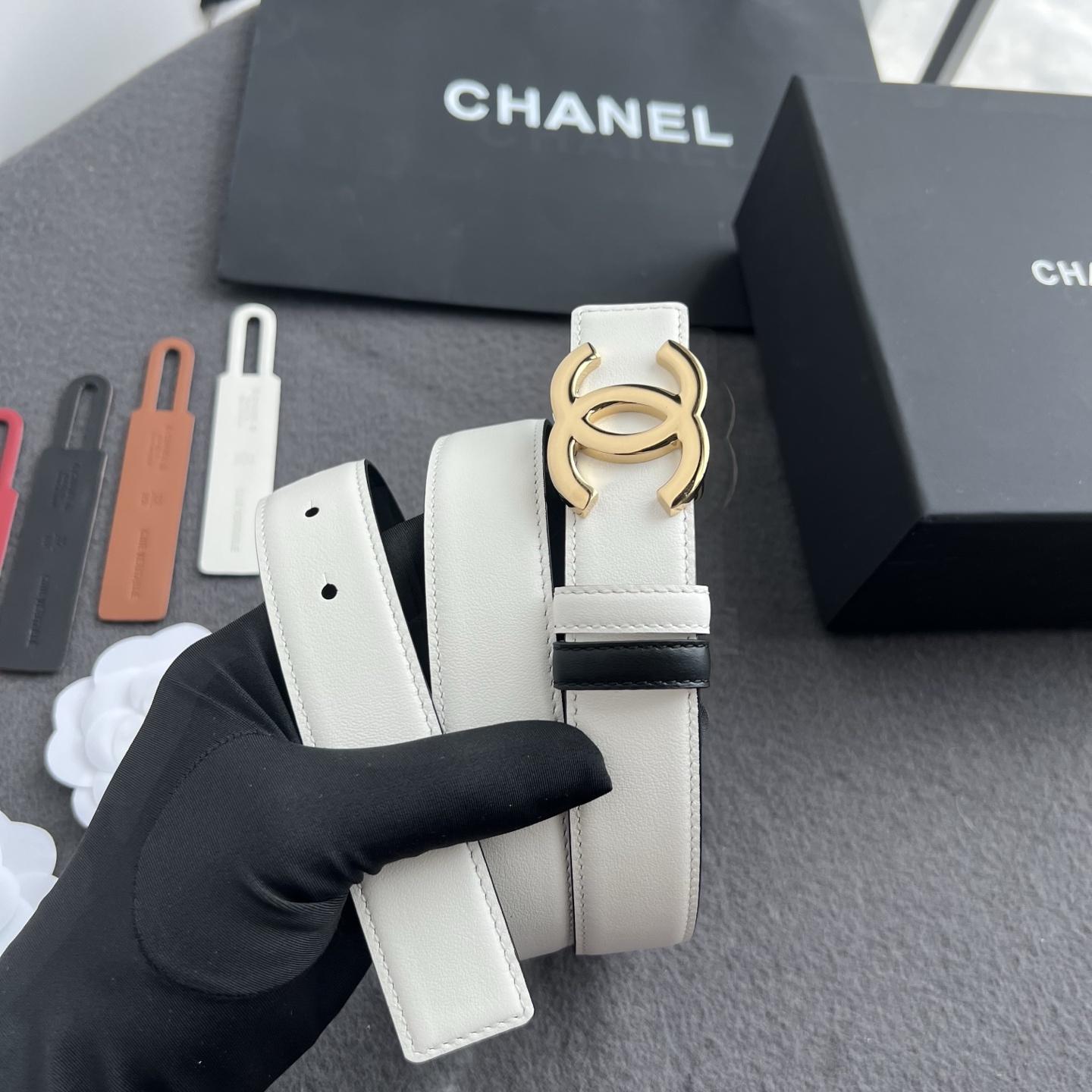 香家新款双面腰带 Chanel 经典双面腰带，选用优质小牛皮，更适合夏季，搭配裤子裙子都很合适，百搭款特别赞👍，整体细节