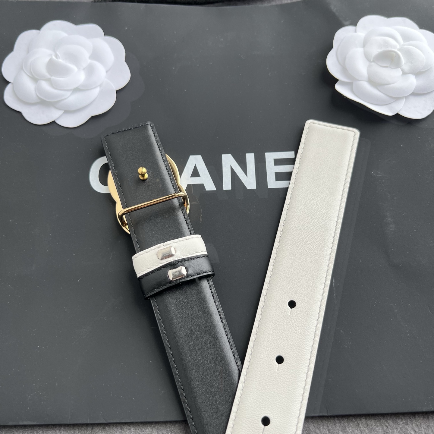 香家新款双面腰带 Chanel 经典双面腰带，选用优质小牛皮，更适合夏季，搭配裤子裙子都很合适，百搭款特别赞👍，整体细节