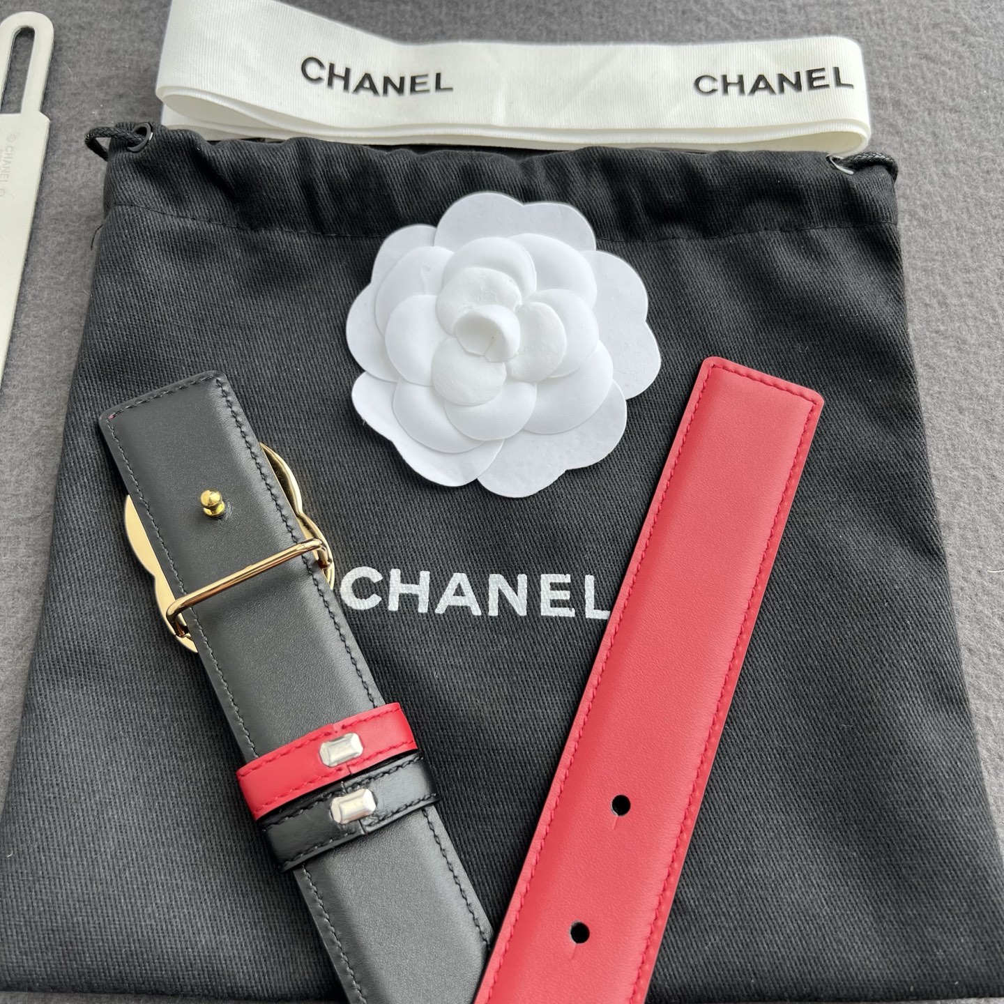 香家新款双面腰带 Chanel 经典双面腰带，选用优质小牛皮，更适合夏季，搭配裤子裙子都很合适，百搭款特别赞👍，整体细节