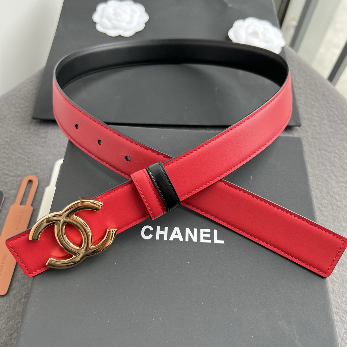香家新款双面腰带 Chanel 经典双面腰带，选用优质小牛皮，更适合夏季，搭配裤子裙子都很合适，百搭款特别赞👍，整体细节