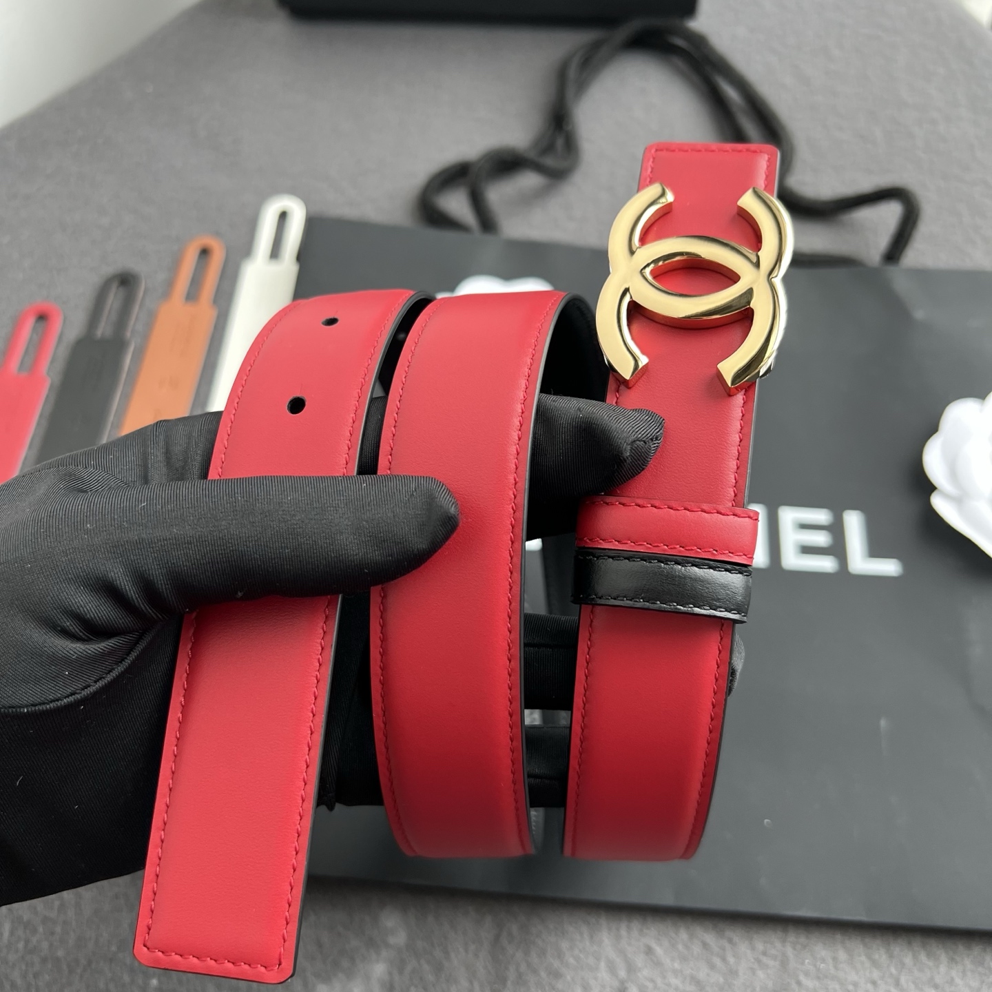 香家新款双面腰带 Chanel 经典双面腰带，选用优质小牛皮，更适合夏季，搭配裤子裙子都很合适，百搭款特别赞👍，整体细节