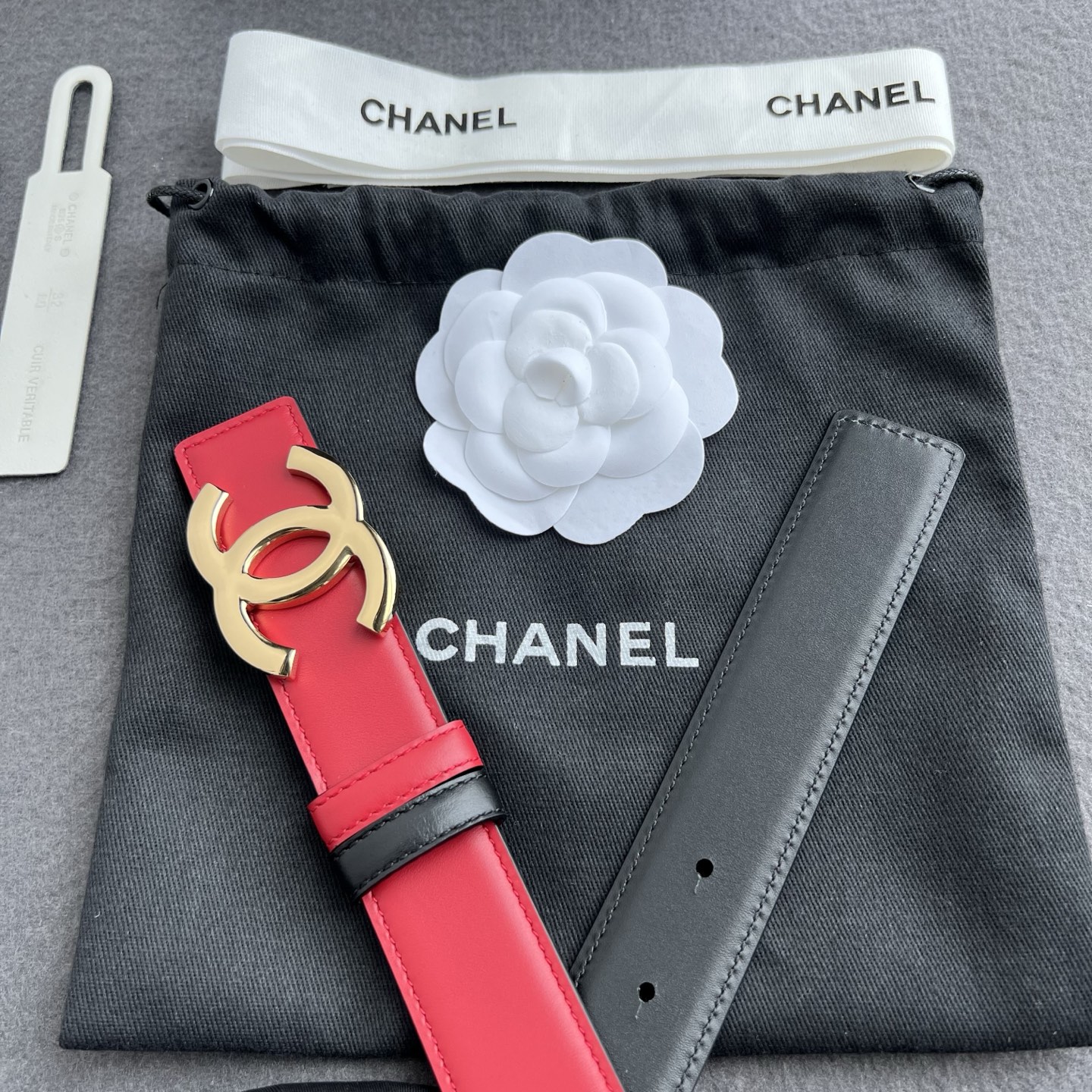 香家新款双面腰带 Chanel 经典双面腰带，选用优质小牛皮，更适合夏季，搭配裤子裙子都很合适，百搭款特别赞👍，整体细节