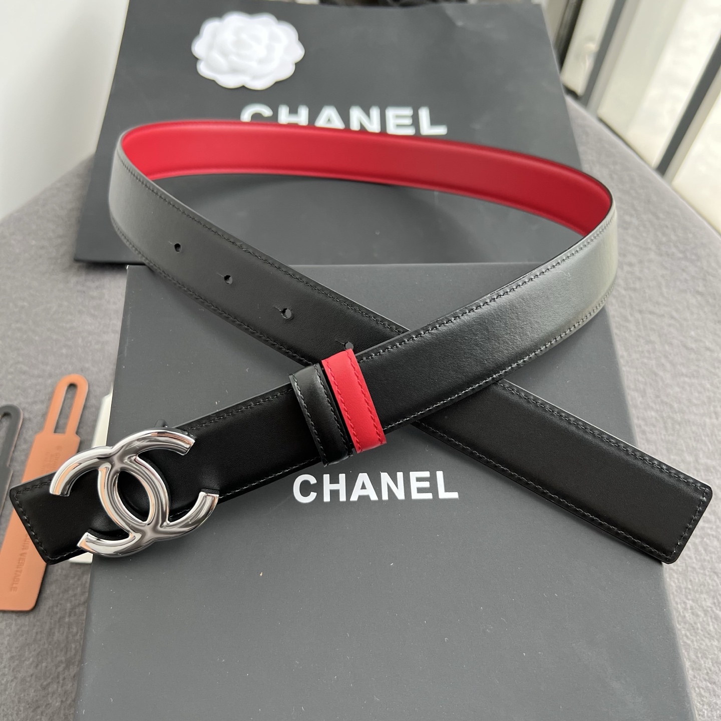 香家新款双面腰带 Chanel 经典双面腰带,选用优质小牛皮,更适合夏季,搭配裤子裙子都很合适,百搭款特别赞👍,整体细节 香家新款双面腰带 Chanel 经典双面腰带,选用优质小牛皮,更适合夏季,搭配裤子裙子都很合适,百搭款特别赞👍,整体细节