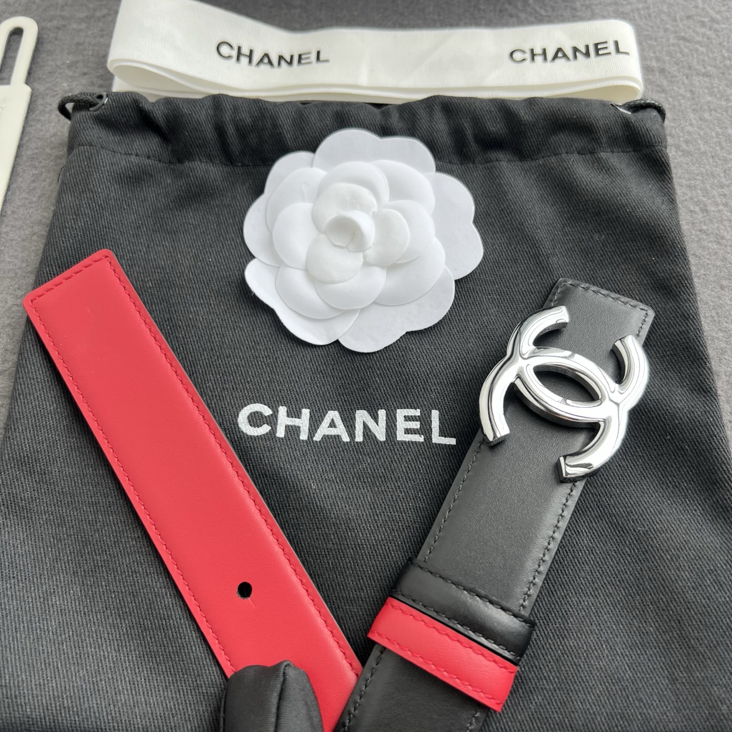 香家新款双面腰带 Chanel 经典双面腰带,选用优质小牛皮,更适合夏季,搭配裤子裙子都很合适,百搭款特别赞👍,整体细节 香家新款双面腰带 Chanel 经典双面腰带,选用优质小牛皮,更适合夏季,搭配裤子裙子都很合适,百搭款特别赞👍,整体细节