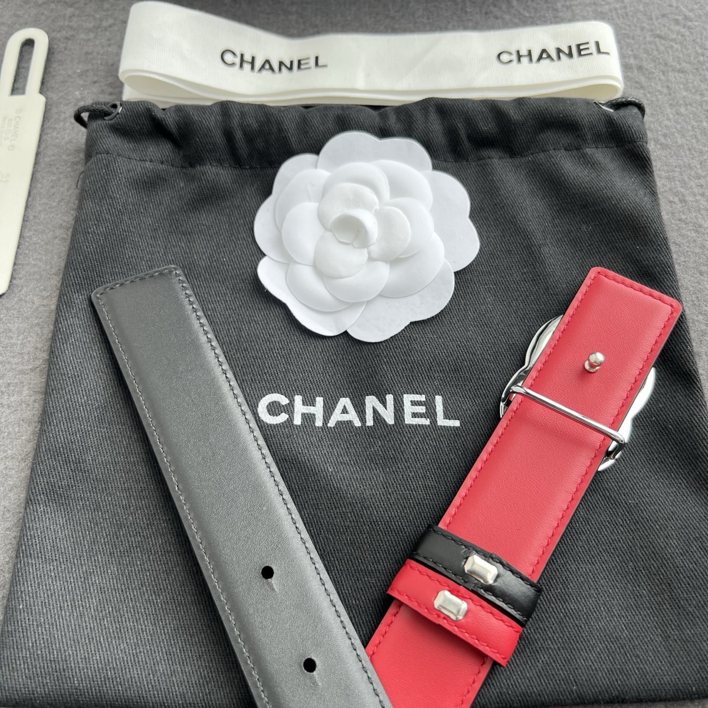 香家新款双面腰带 Chanel 经典双面腰带,选用优质小牛皮,更适合夏季,搭配裤子裙子都很合适,百搭款特别赞👍,整体细节 香家新款双面腰带 Chanel 经典双面腰带,选用优质小牛皮,更适合夏季,搭配裤子裙子都很合适,百搭款特别赞👍,整体细节