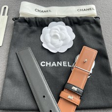 香家新款双面腰带 Chanel 经典双面腰带,选用优质小牛皮,更适合夏季,搭配裤子裙子都很合适,百搭款特别赞👍,整体细节 香家新款双面腰带 Chanel 经典双面腰带,选用优质小牛皮,更适合夏季,搭配裤子裙子都很合适,百搭款特别赞👍,整体细节