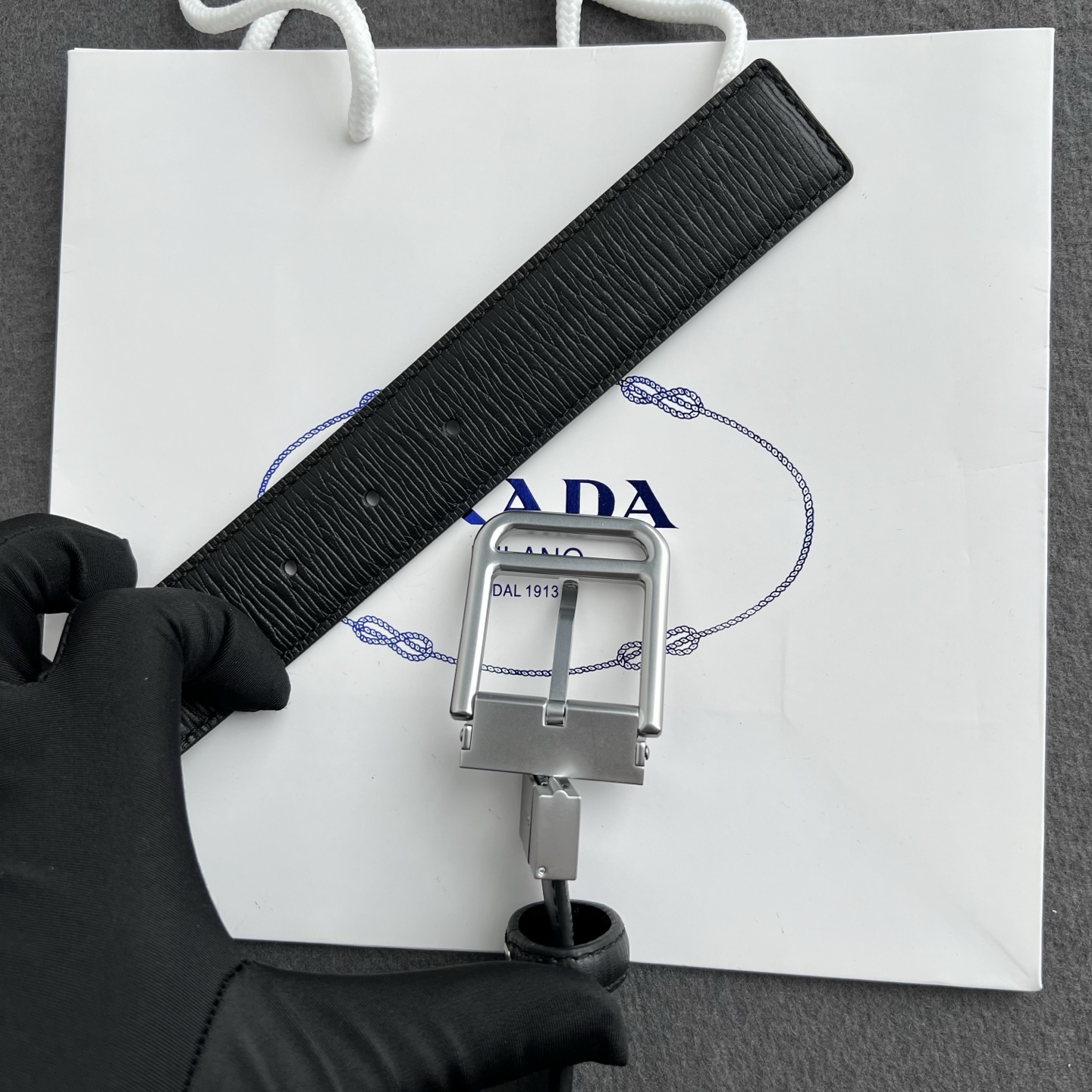 🎐 PRADA🎐（普拉达） 面采用流水纹底修面纹 ➕铜扣喷沙精品扣头打造 柔软细腻，休闲商务，百搭大方，商务休闲！ 尺寸