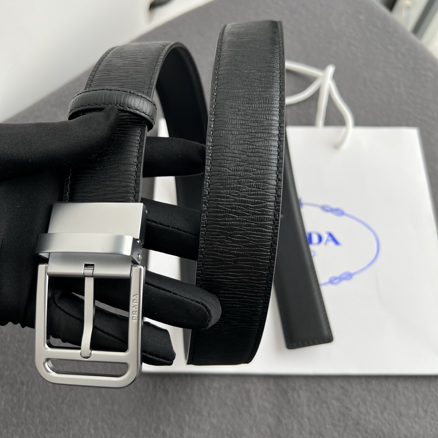 🎐 PRADA🎐（普拉达） 面采用流水纹底修面纹 ➕铜扣喷沙精品扣头打造 柔软细腻，休闲商务，百搭大方，商务休闲！ 尺寸