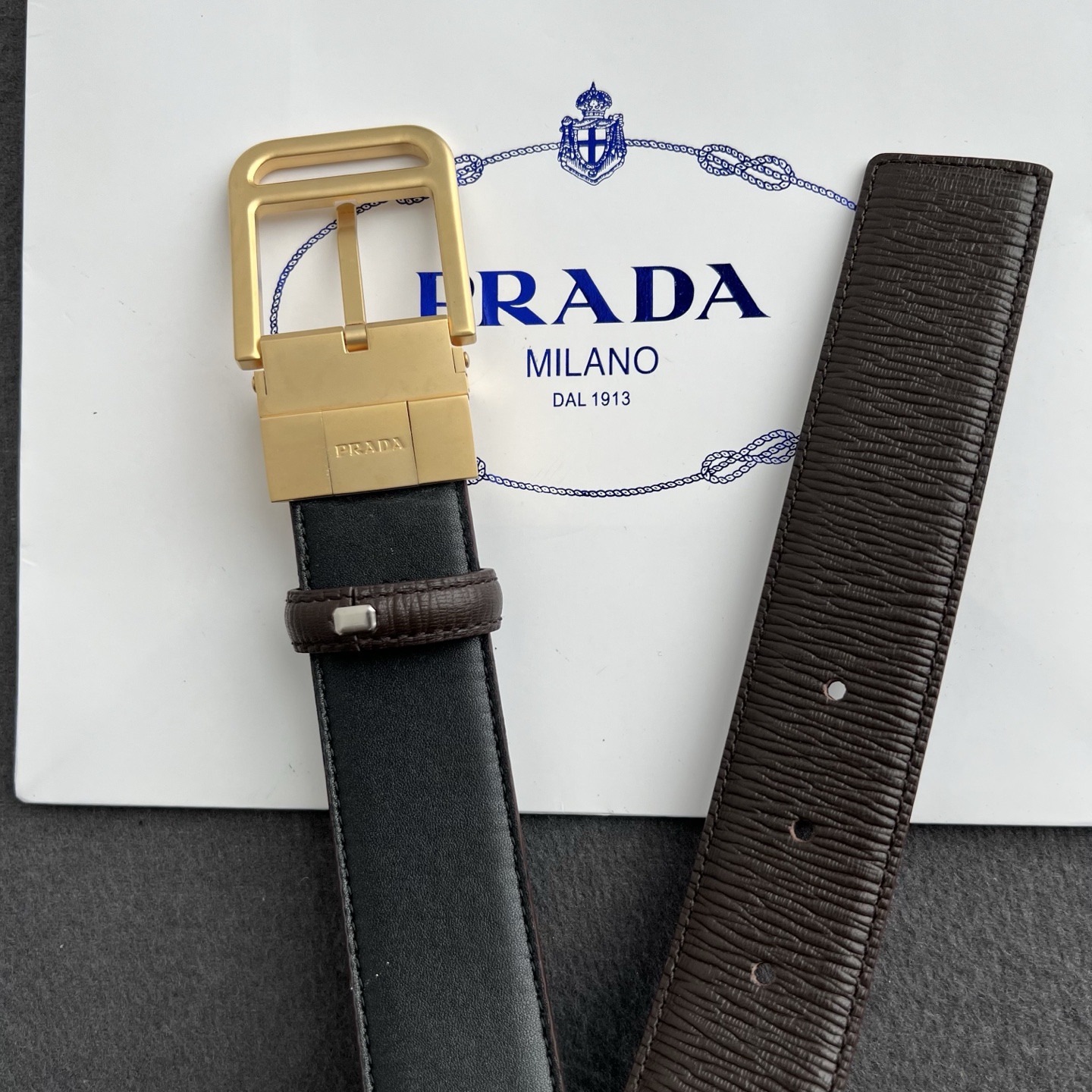 🎐 PRADA🎐（普拉达） 面采用流水纹底修面纹 ➕铜扣喷沙精品扣头打造 柔软细腻，休闲商务，百搭大方，商务休闲！ 尺寸