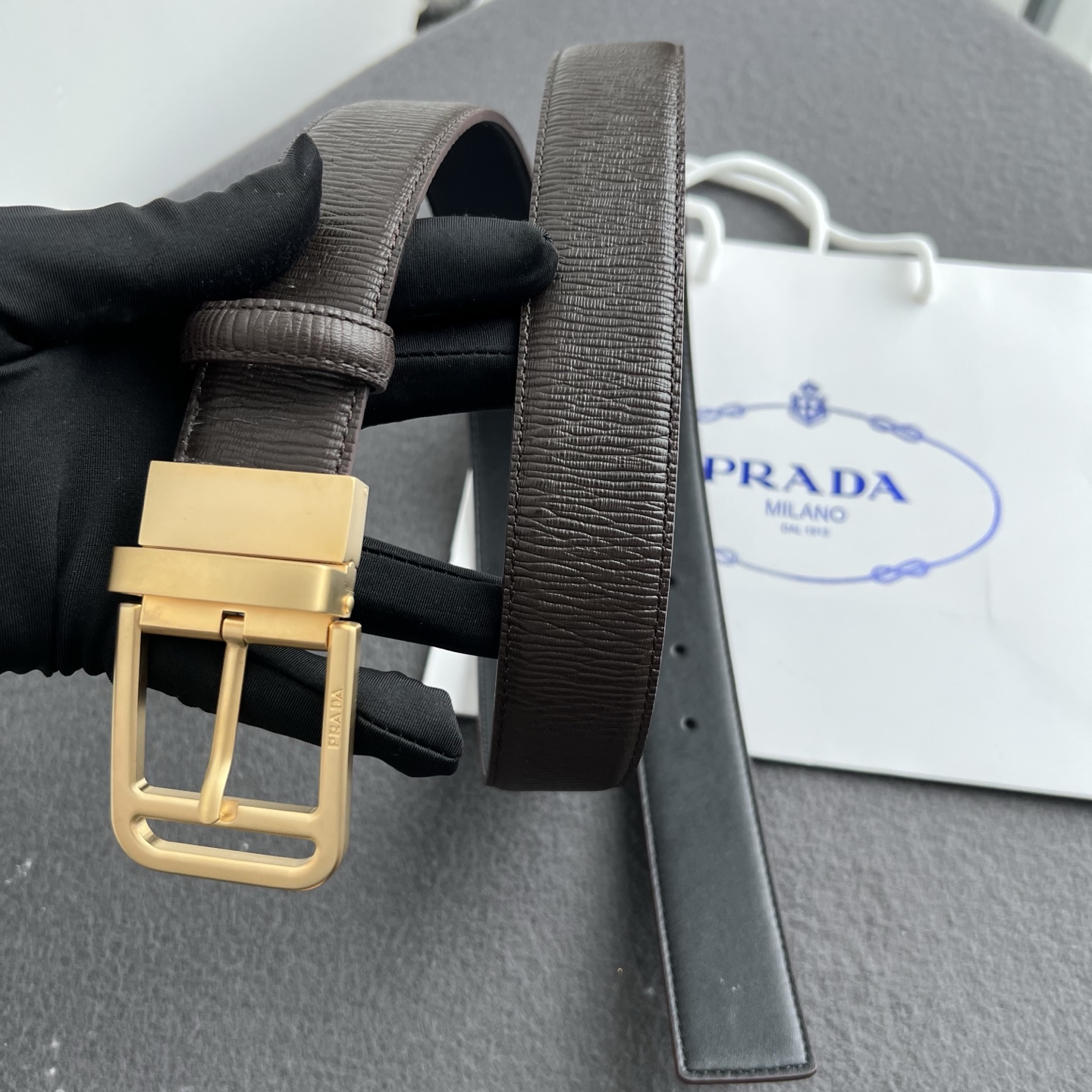 🎐 PRADA🎐（普拉达） 面采用流水纹底修面纹 ➕铜扣喷沙精品扣头打造 柔软细腻，休闲商务，百搭大方，商务休闲！ 尺寸