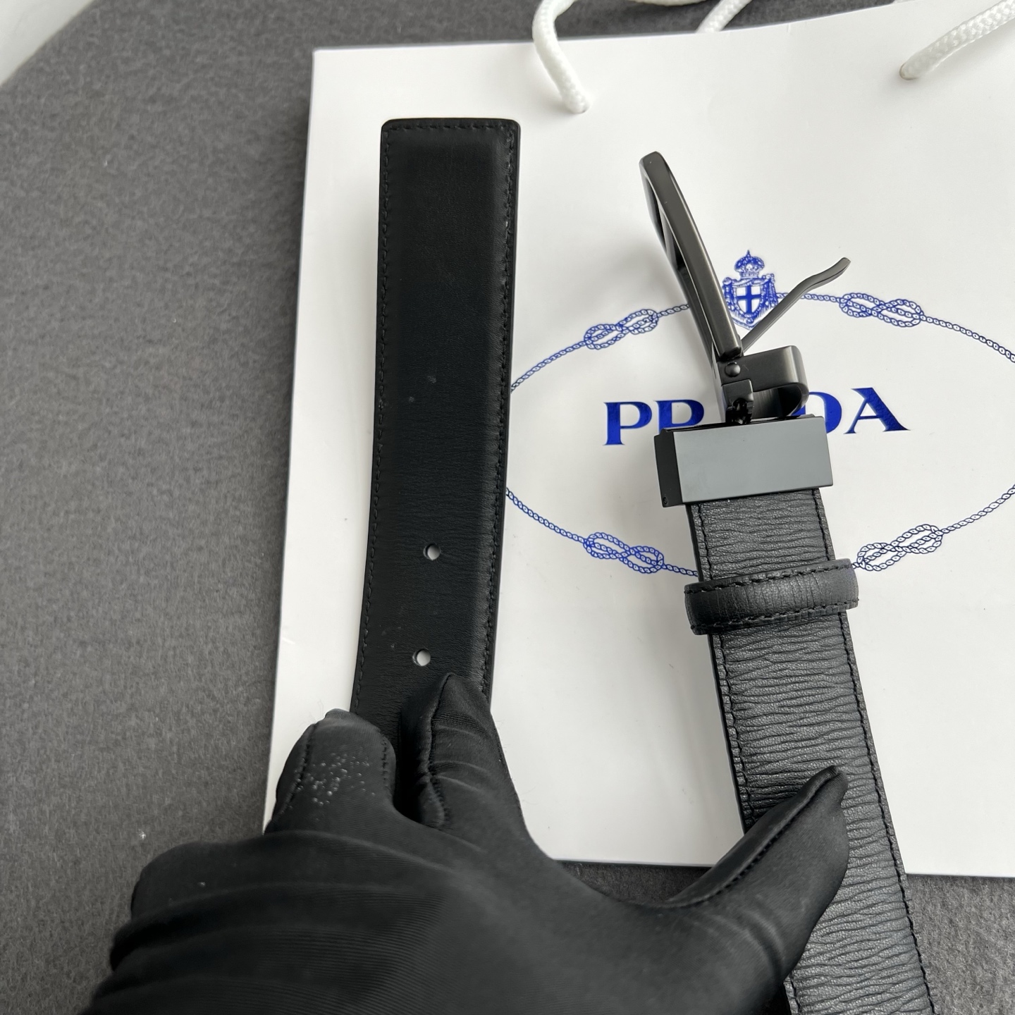 🎐 PRADA🎐（普拉达） 面采用流水纹底修面纹 ➕铜扣喷沙精品扣头打造 柔软细腻，休闲商务，百搭大方，商务休闲！ 尺寸