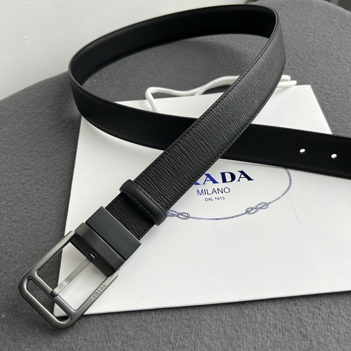 🎐 PRADA🎐（普拉达） 面采用流水纹底修面纹 ➕铜扣喷沙精品扣头打造 柔软细腻，休闲商务，百搭大方，商务休闲！ 尺寸