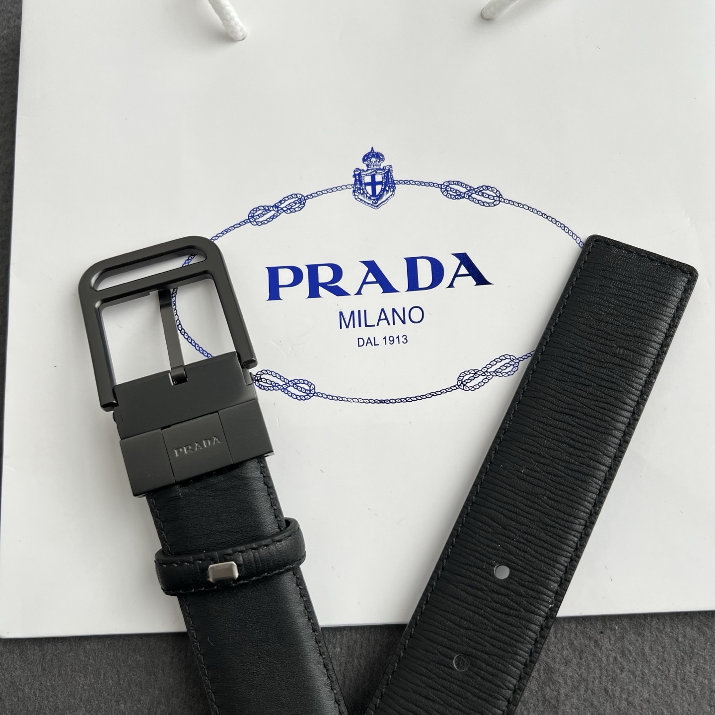 🎐 PRADA🎐（普拉达） 面采用流水纹底修面纹 ➕铜扣喷沙精品扣头打造 柔软细腻，休闲商务，百搭大方，商务休闲！ 尺寸