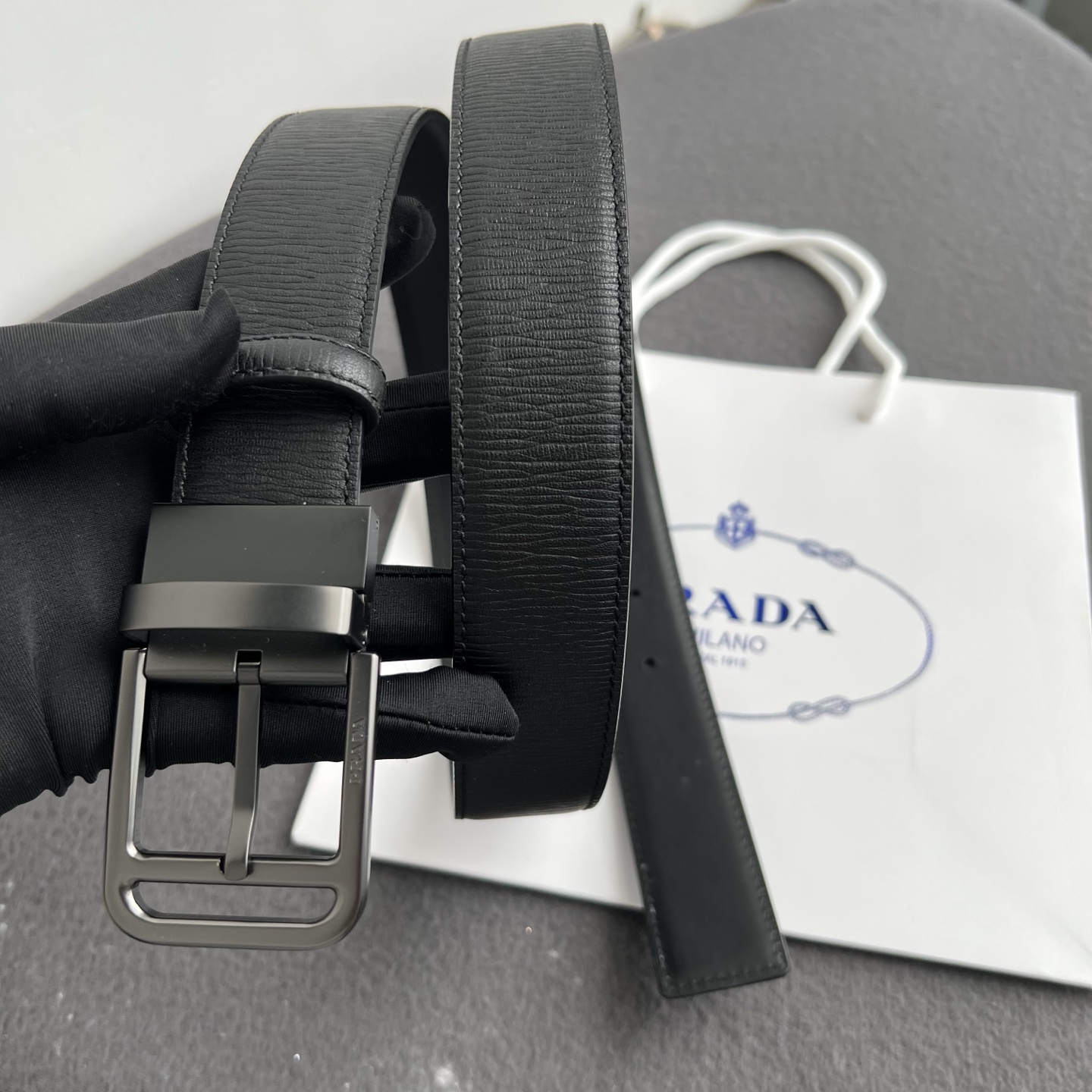 🎐 PRADA🎐（普拉达） 面采用流水纹底修面纹 ➕铜扣喷沙精品扣头打造 柔软细腻，休闲商务，百搭大方，商务休闲！ 尺寸