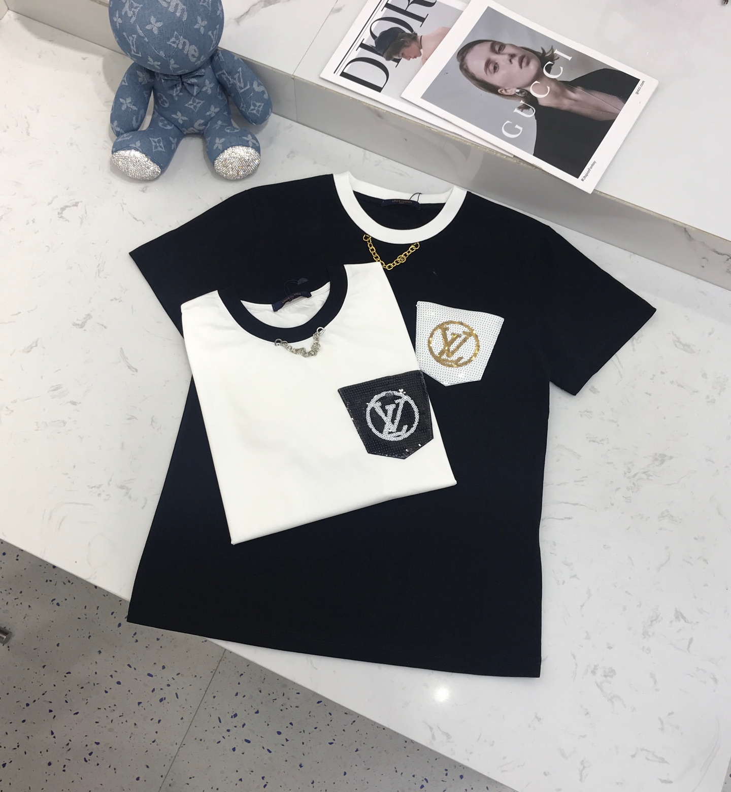 NO:315216,New product customized S, M, L LV** neckline contrast chain bead piece pocket round neck short sleeve T-shirt, black and white, louis vuitton, T-shirt,tees, t-shirt,alexander wang19860909新品定制S, M, L LV**领口撞色链条珠片口袋圆领短袖T恤,,黑色白色,,louis vuitton,T-shirt,tees，t-shirt,alexander wang,Women's clothing