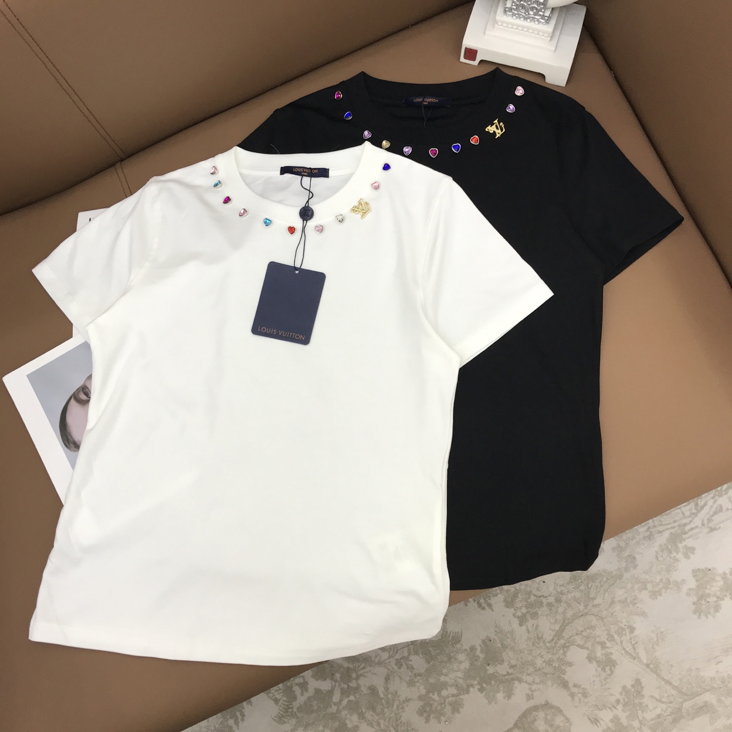 NO:328679,New product customized S, M, L LV** neckline decoration color diamond metal micro logo round neck short-sleeved T-shirt, black and white, louis vuitton, T-shirt,tees, t-shirt,alexander wang19860909新品定制S, M, L  LV**领口装饰彩色钻金属微标logo圆领短袖T恤,,黑色白色,,louis vuitton,T-shirt,tees，t-shirt,alexander wang,Women's clothing