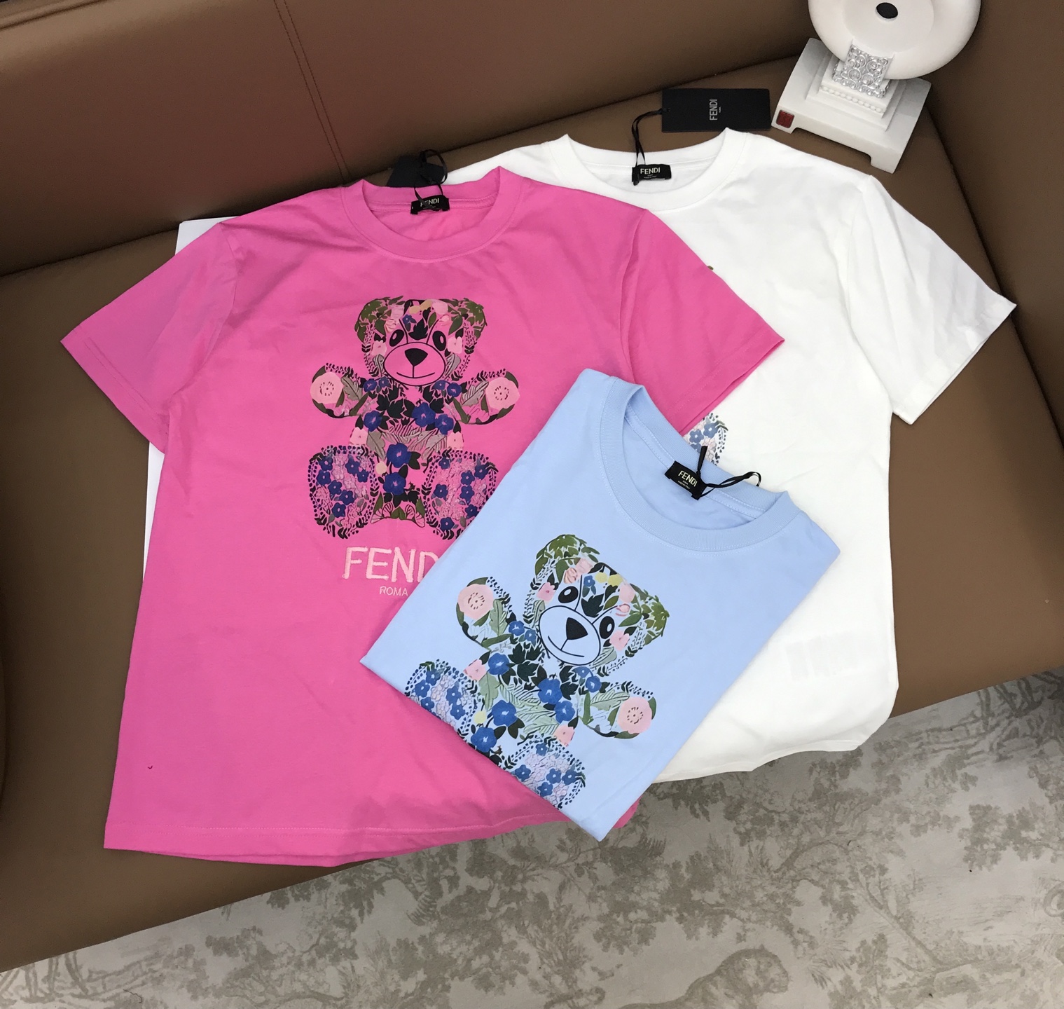 NO:328683,New product customized S, M, L Fend** cartoon bear embroidered letter logo round neck short-sleeved T-shirt, white rose pink blue, fendi, T-shirt, tees, t-shirt, alexander wang19860909新品定制S, M, L Fend**卡通小熊刺绣字母logo圆领短袖T恤,,白色玫粉蓝色,,fendi,T-shirt,tees，t-shirt,alexander wang,Women's clothing