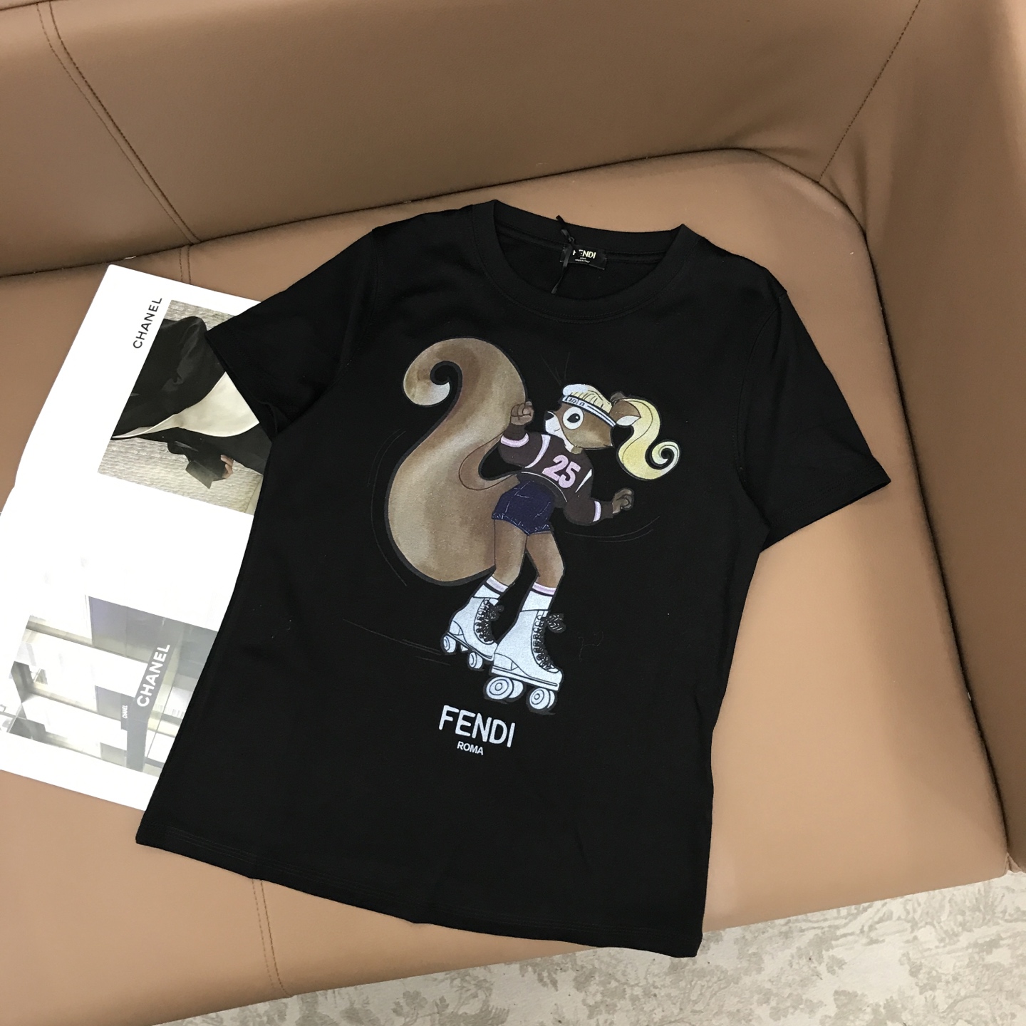 “Versatile P299 Female Suit with Wrapper and Fend 25s Squirrel Logo T-shirts” - 图片 4