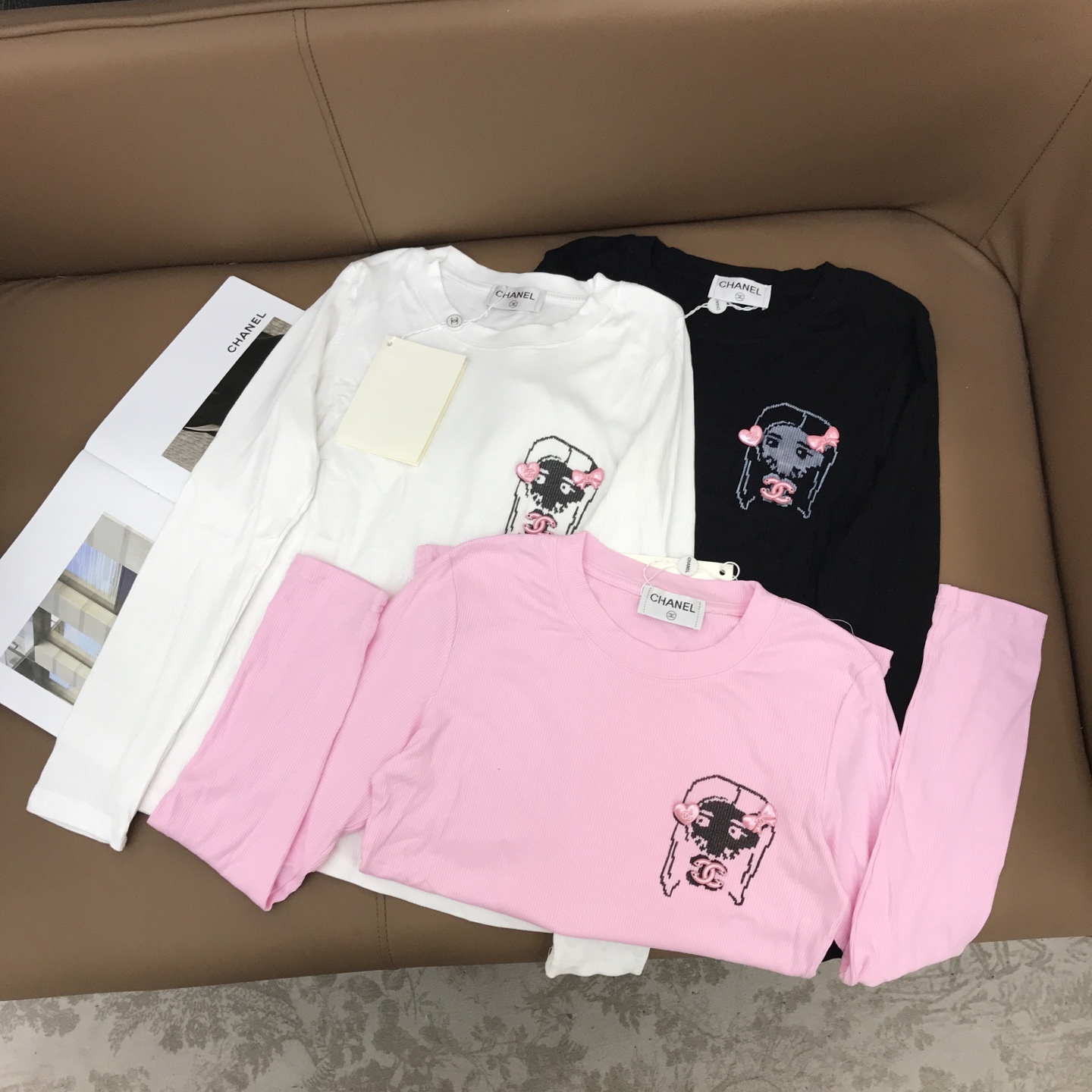 Camiseta de Manga Larga Chanel con Logo de Corazón y Lazo