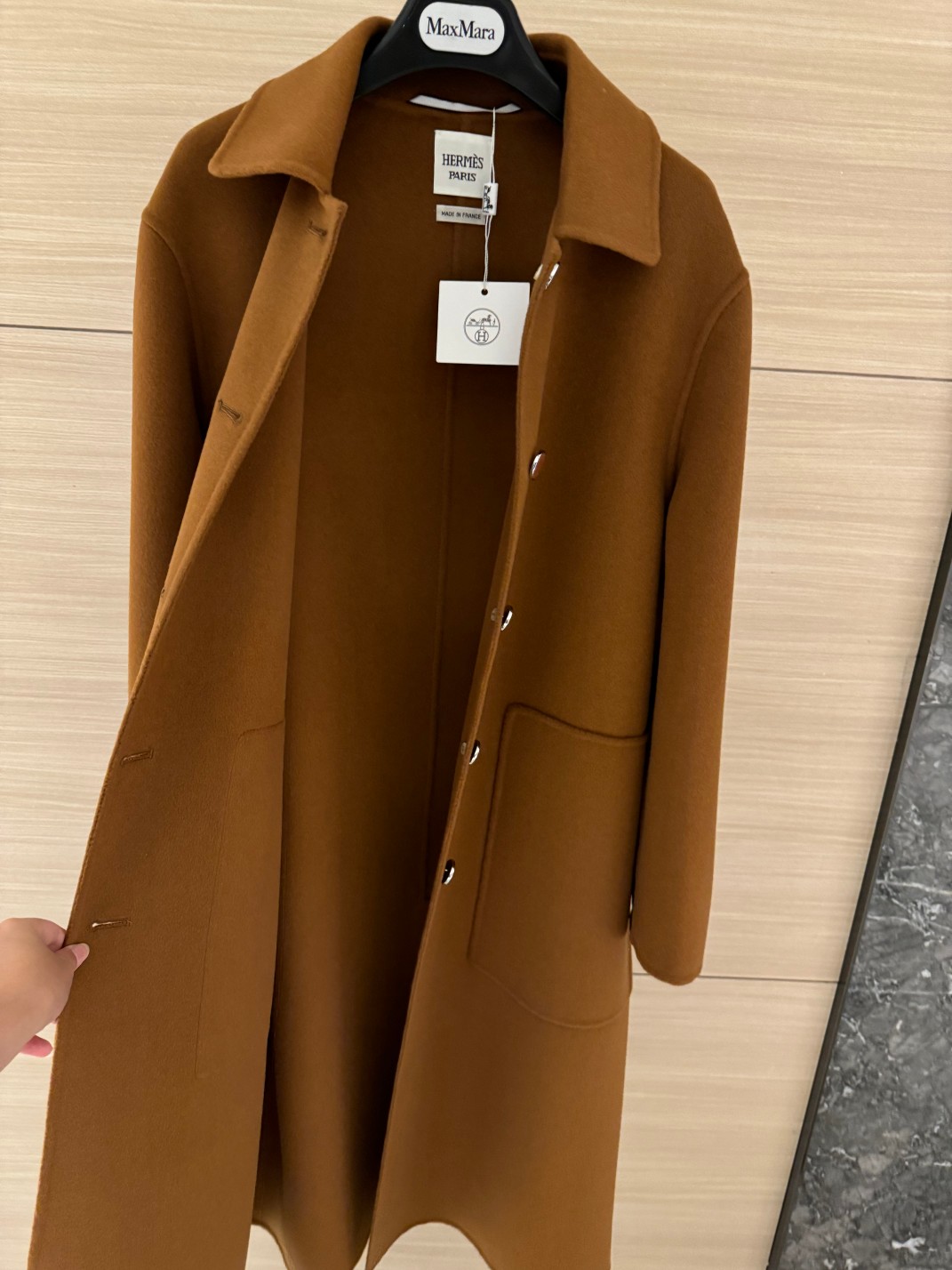 Elegant Wool-Cashmere Blend Coat with Bespoke Buttons & Hand-Stitched Details 5 a1725011855483 0774