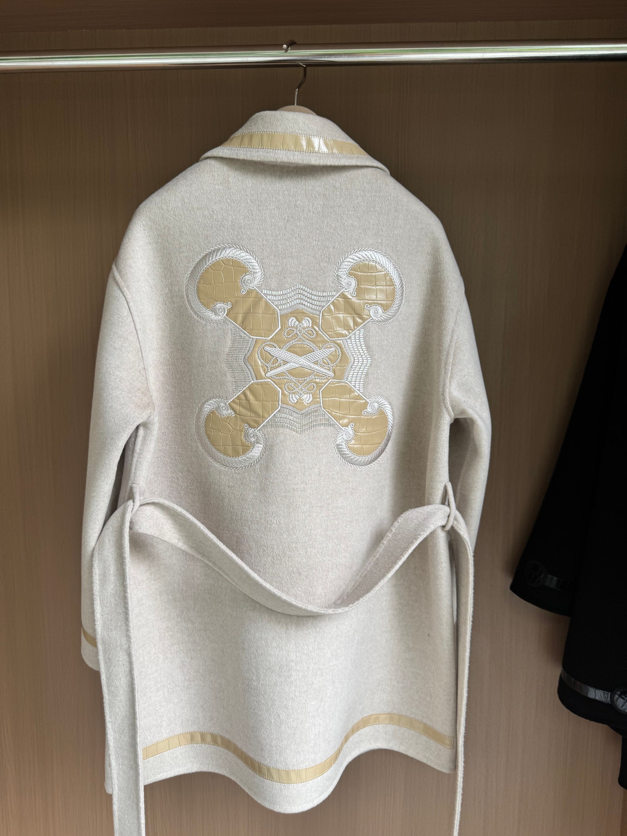 Handmade Embroidered Short Cashmere Coat - Elegant & Luxurious Design 9 a1756625866815 1480