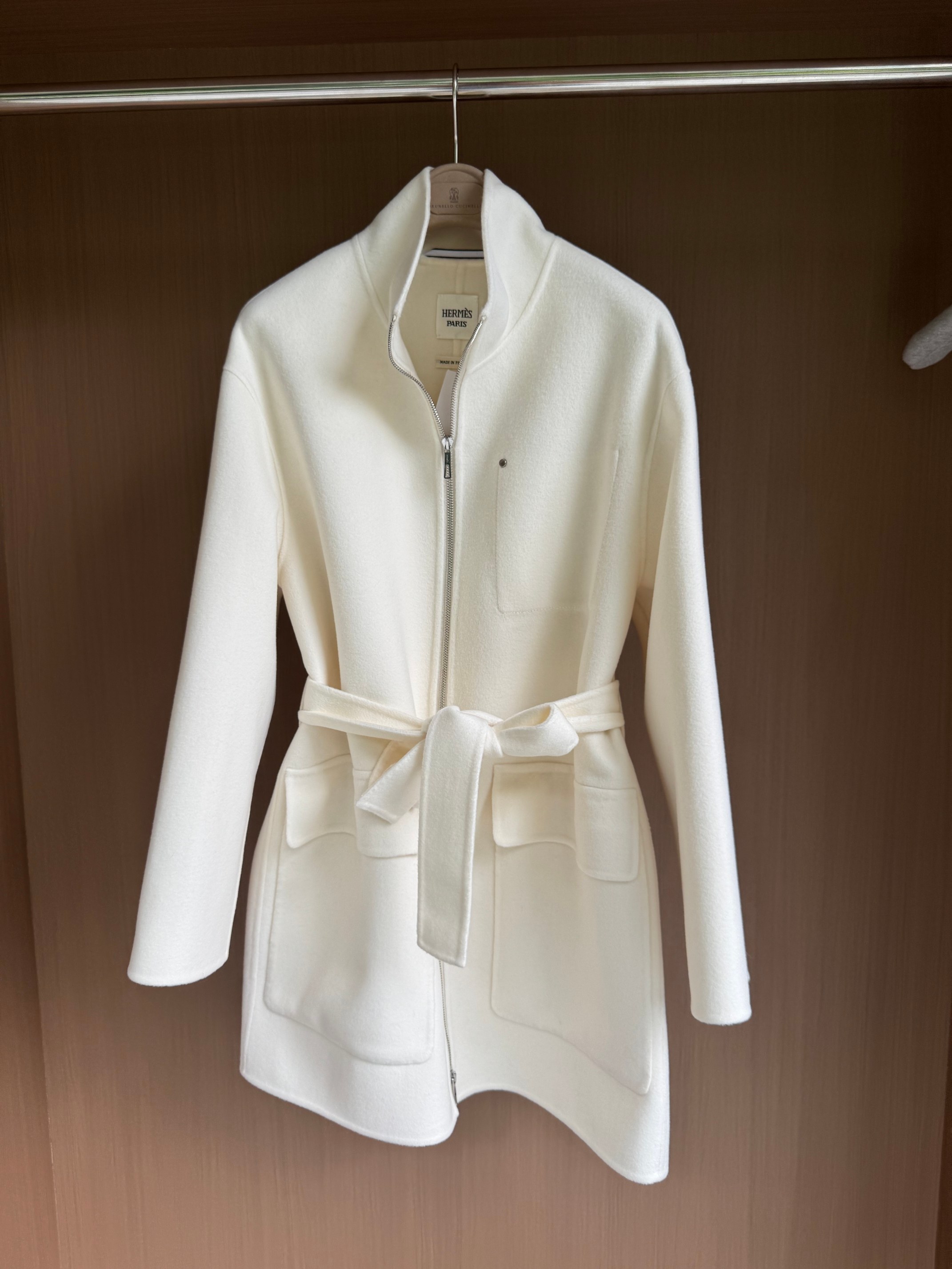 Elegant White Cashmere Coat with Zipper Closure | Luxurious & Comfortable 3 a1756628926105 6082