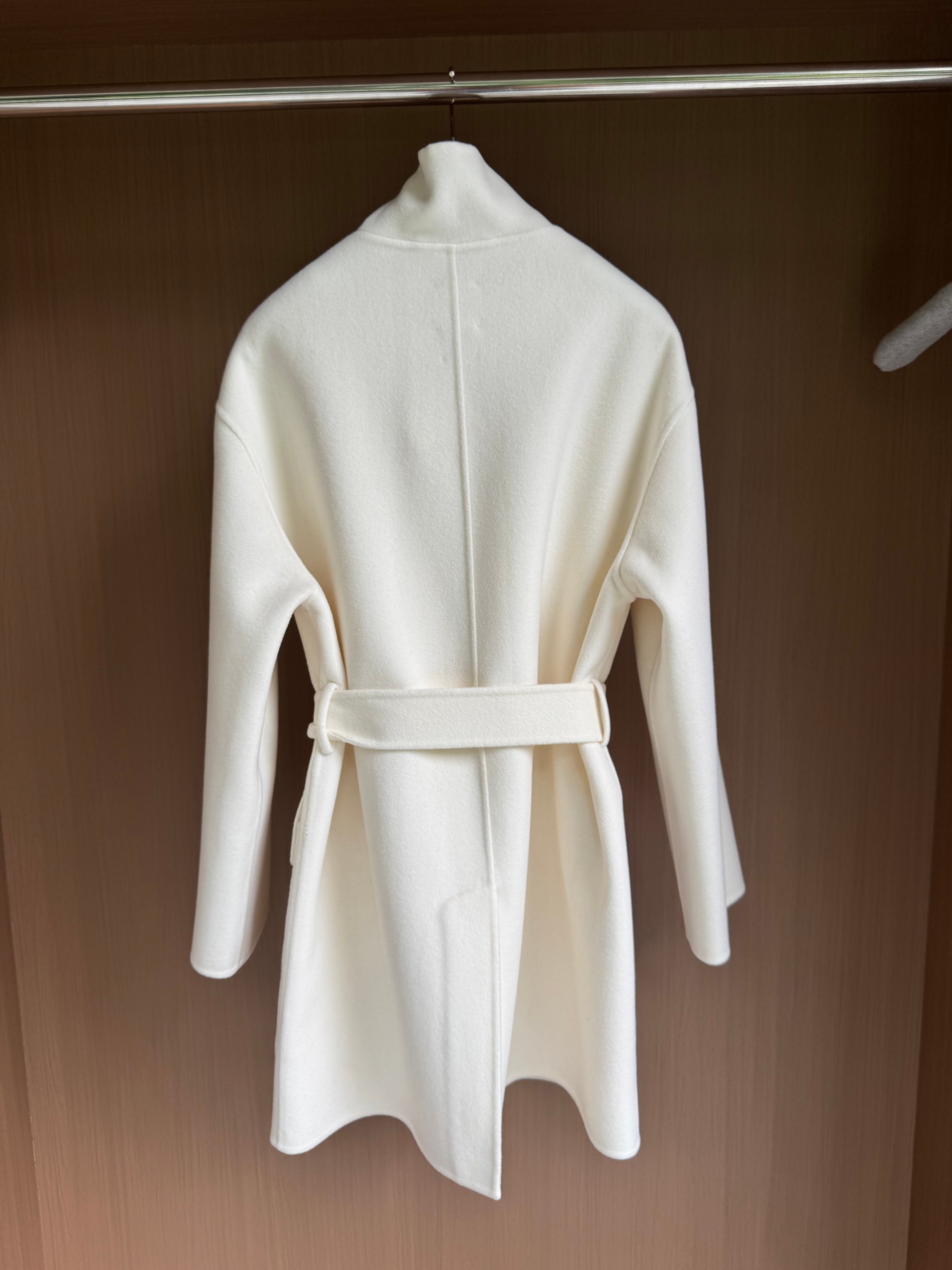 Elegant White Cashmere Coat with Zipper Closure | Luxurious & Comfortable 9 a1756628928974 6872