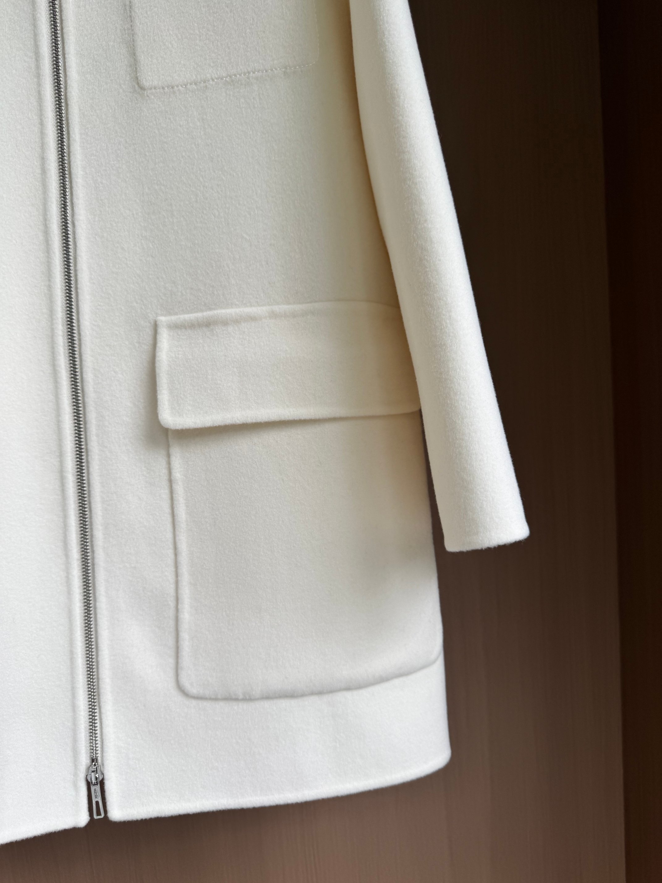 Elegant White Cashmere Coat with Zipper Closure | Luxurious & Comfortable 8 a1756628928988 3064