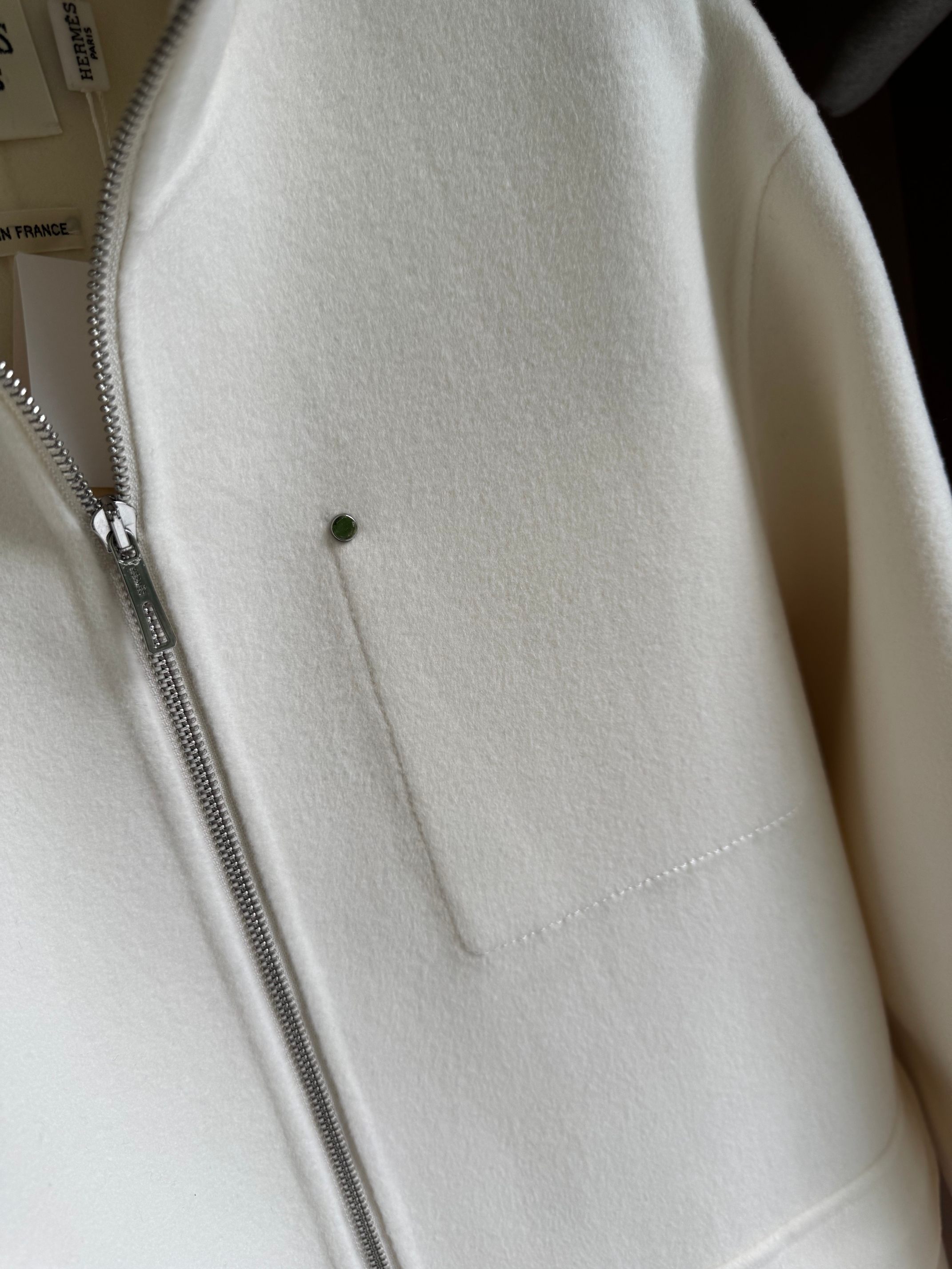 Elegant White Cashmere Coat with Zipper Closure | Luxurious & Comfortable 7 a1756628929020 3778
