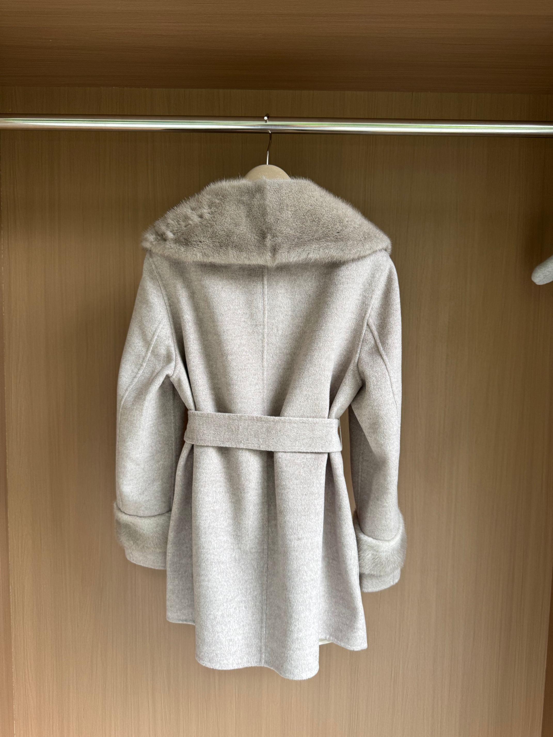 Elegant Two-Tone Cashmere Coat with Mink Fur Collar and Cuffs - Oatmeal Grey 9 a1756698022784 4832