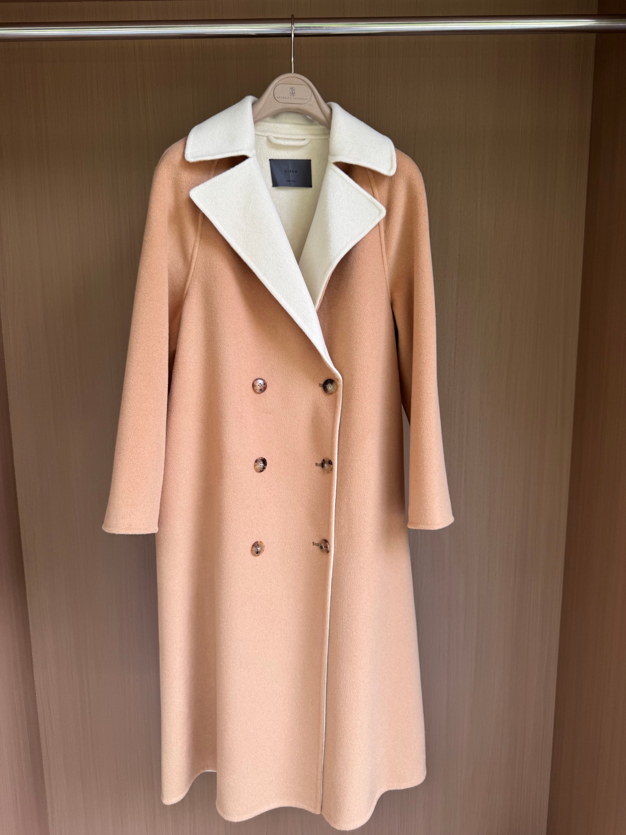 Elegant Two-Tone Cashmere Coat: Classic Double-Breasted Design 3 a1756800265019 6564