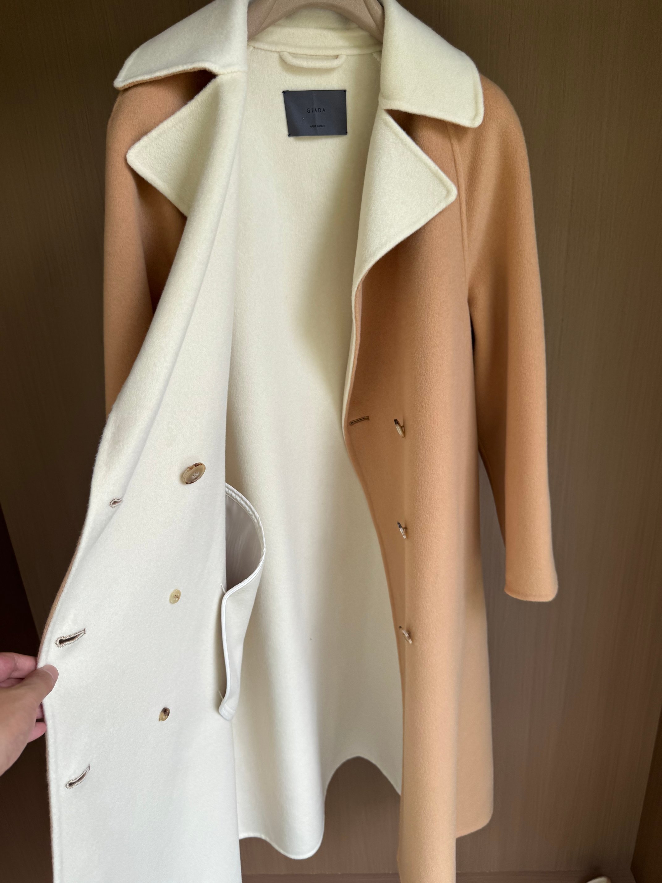 Elegant Two-Tone Cashmere Coat: Classic Double-Breasted Design 4 a1756800265072 1883