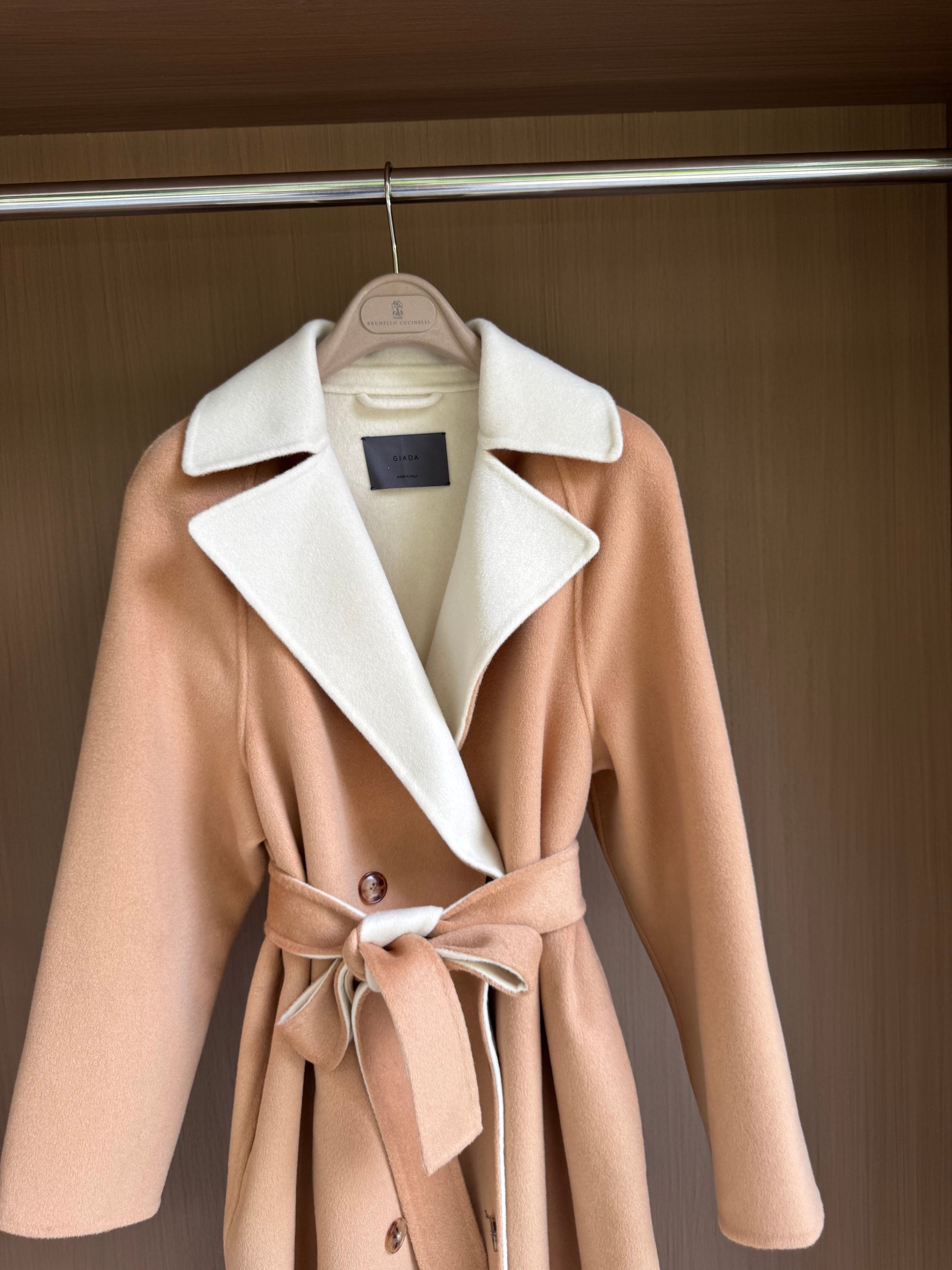 Elegant Two-Tone Cashmere Coat: Classic Double-Breasted Design 5 a1756800265364 7442