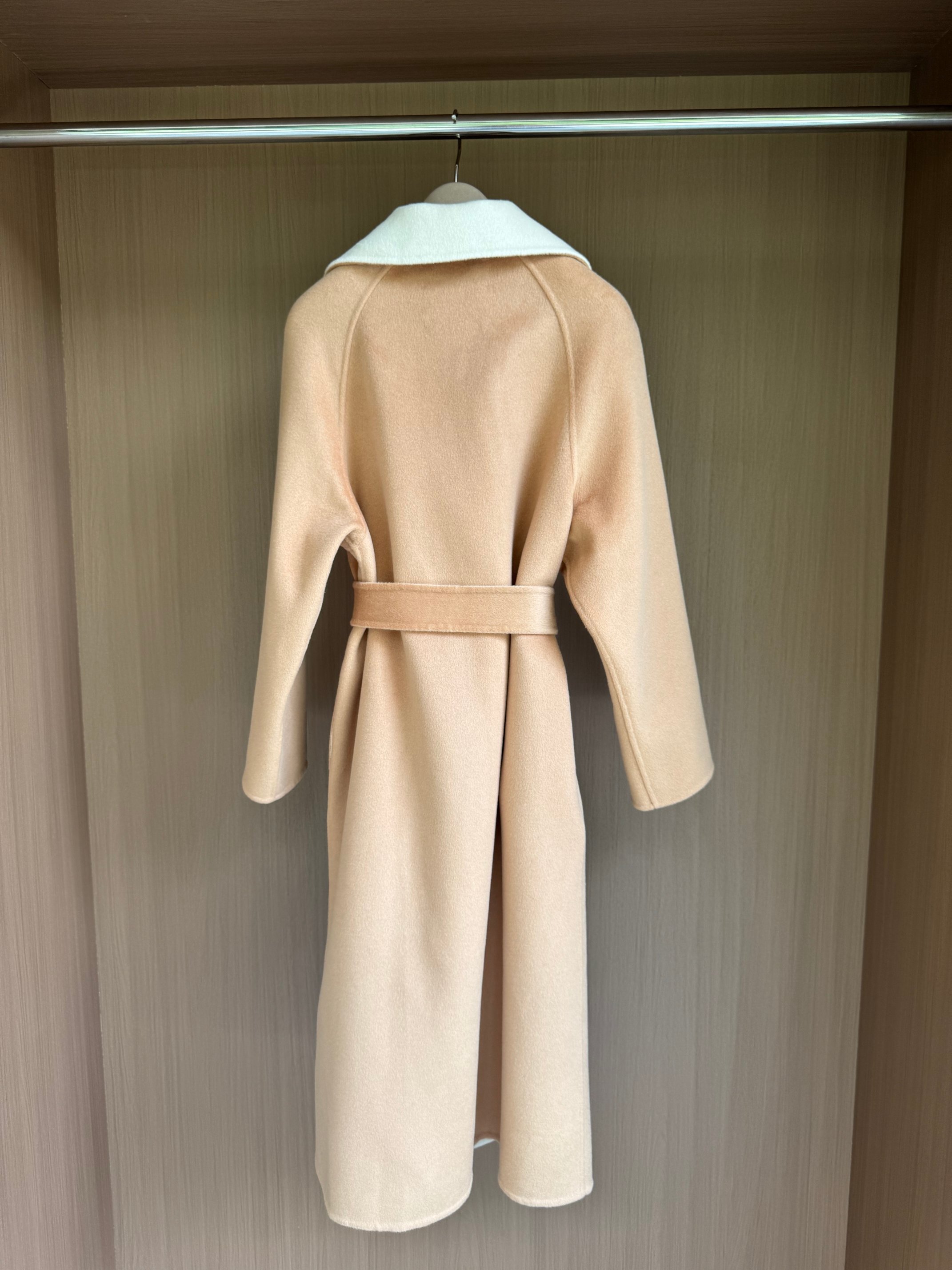 Elegant Two-Tone Cashmere Coat: Classic Double-Breasted Design 9 a1756800269368 1484