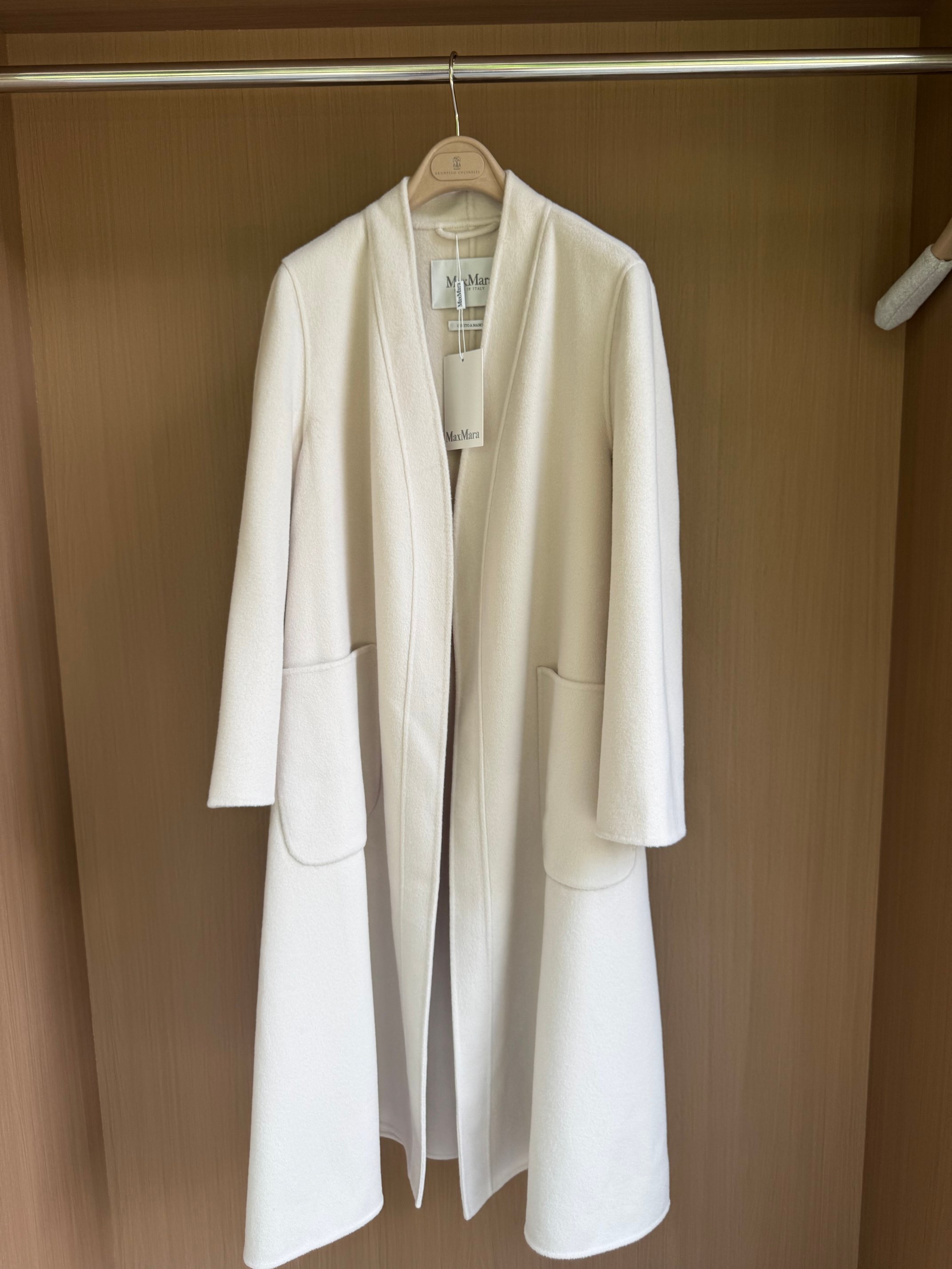 Elegant Wool-Cashmere Blend Coat with Y-Neck and Patch Pocket 3 a1756877608025 1772