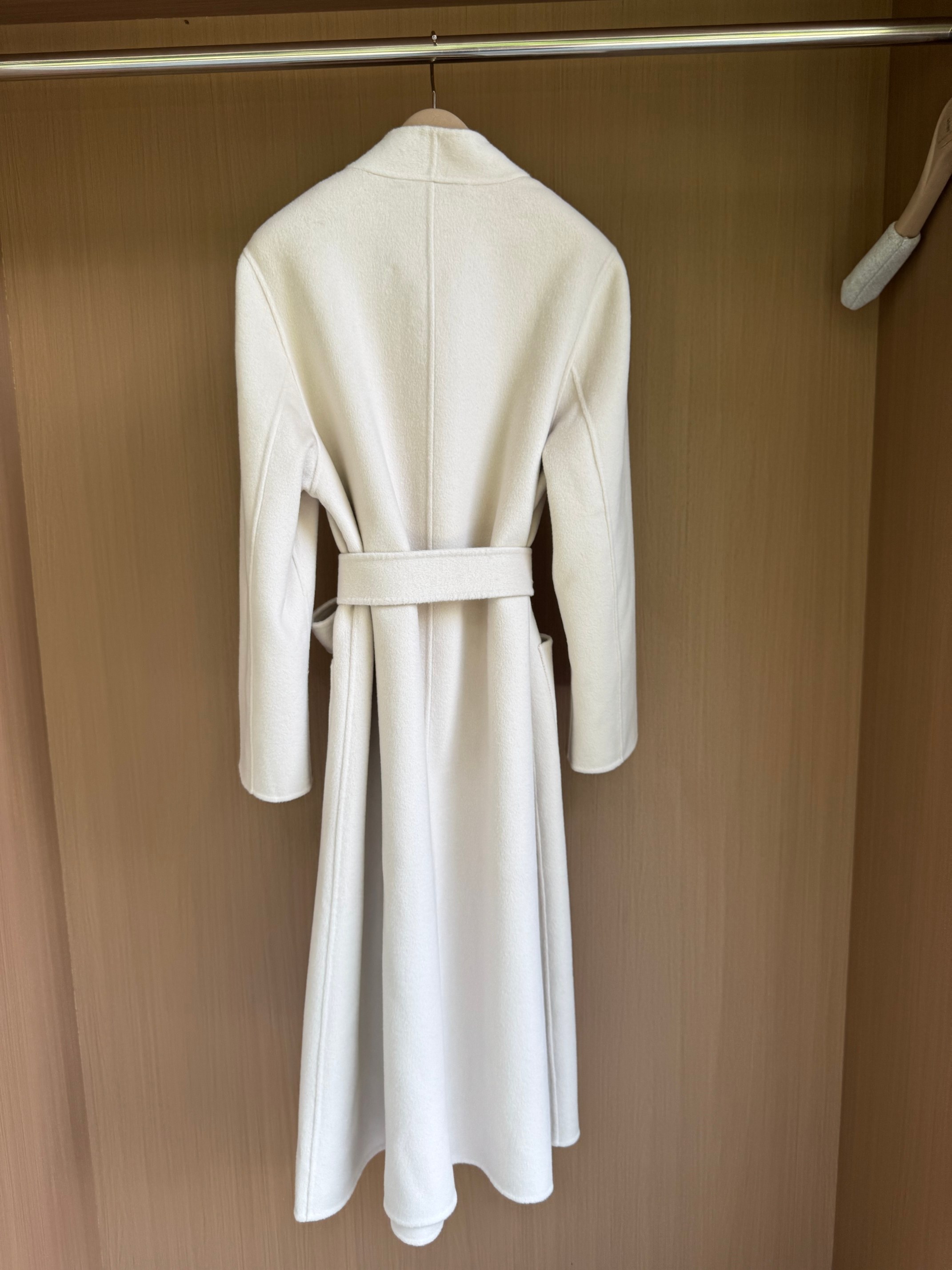 Elegant Wool-Cashmere Blend Coat with Y-Neck and Patch Pocket 9 a1756877611270 3740
