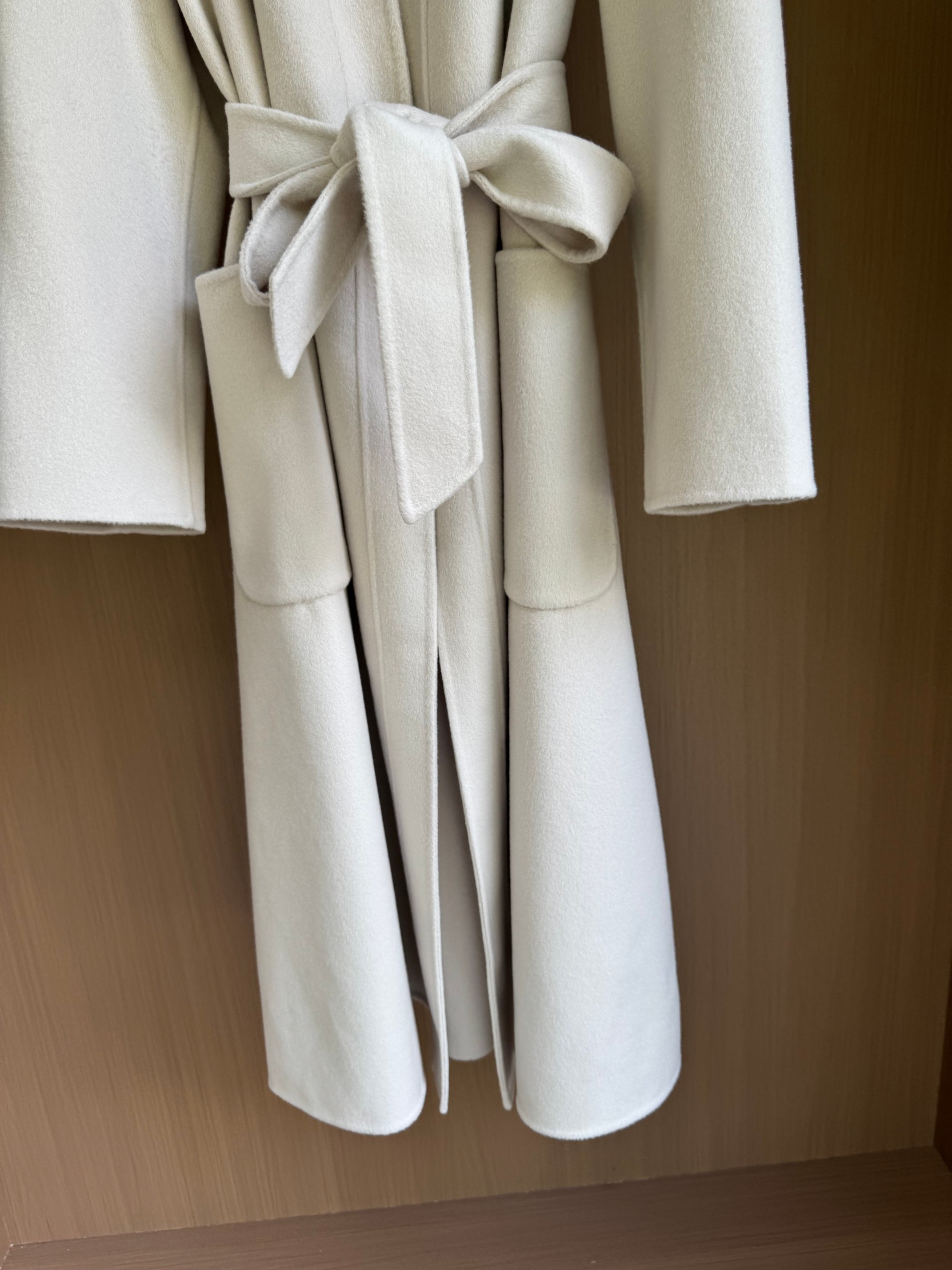 Elegant Wool-Cashmere Blend Coat with Y-Neck and Patch Pocket 8 a1756877611278 2245