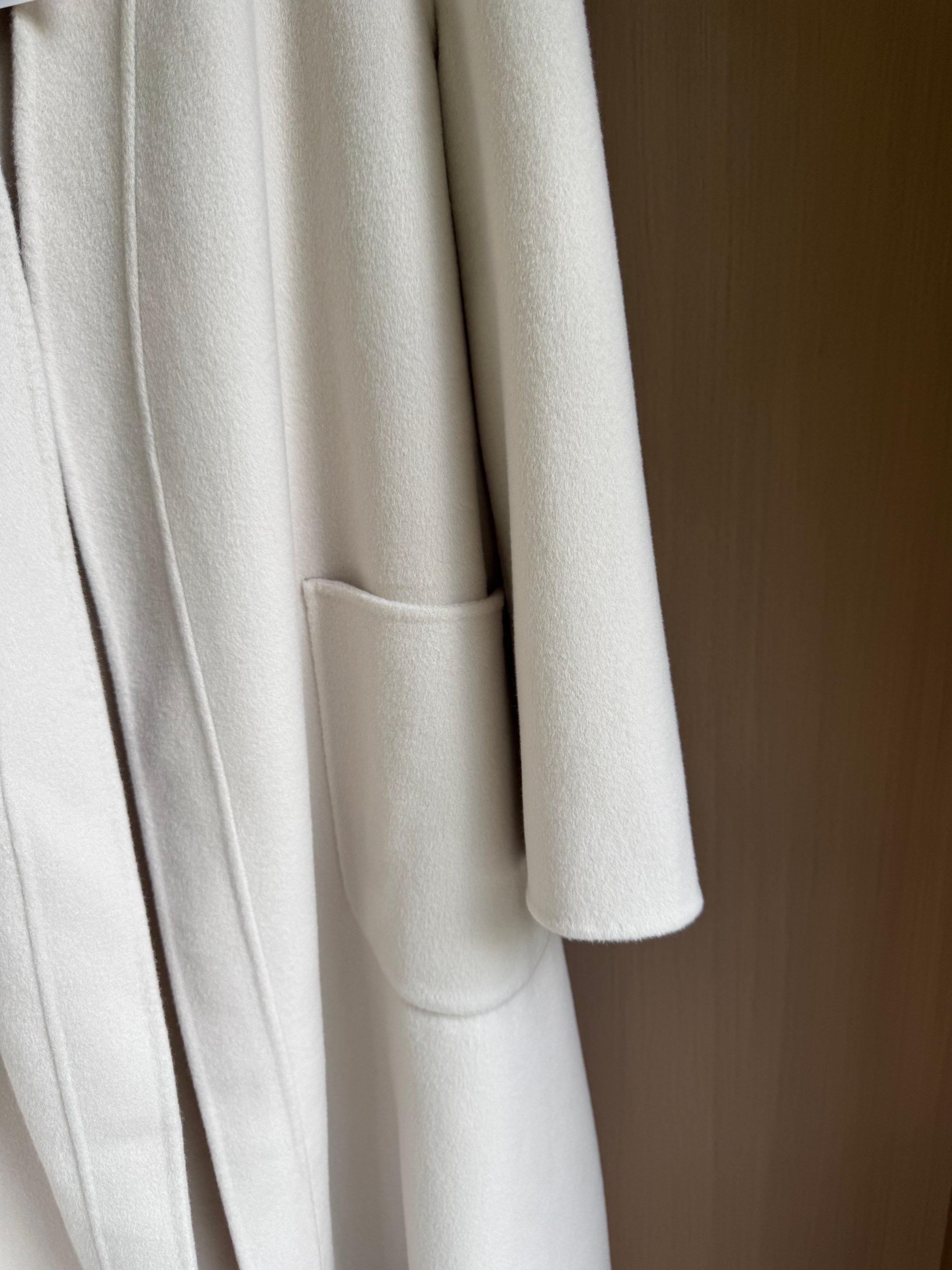 Elegant Wool-Cashmere Blend Coat with Y-Neck and Patch Pocket 7 a1756877611289 7165